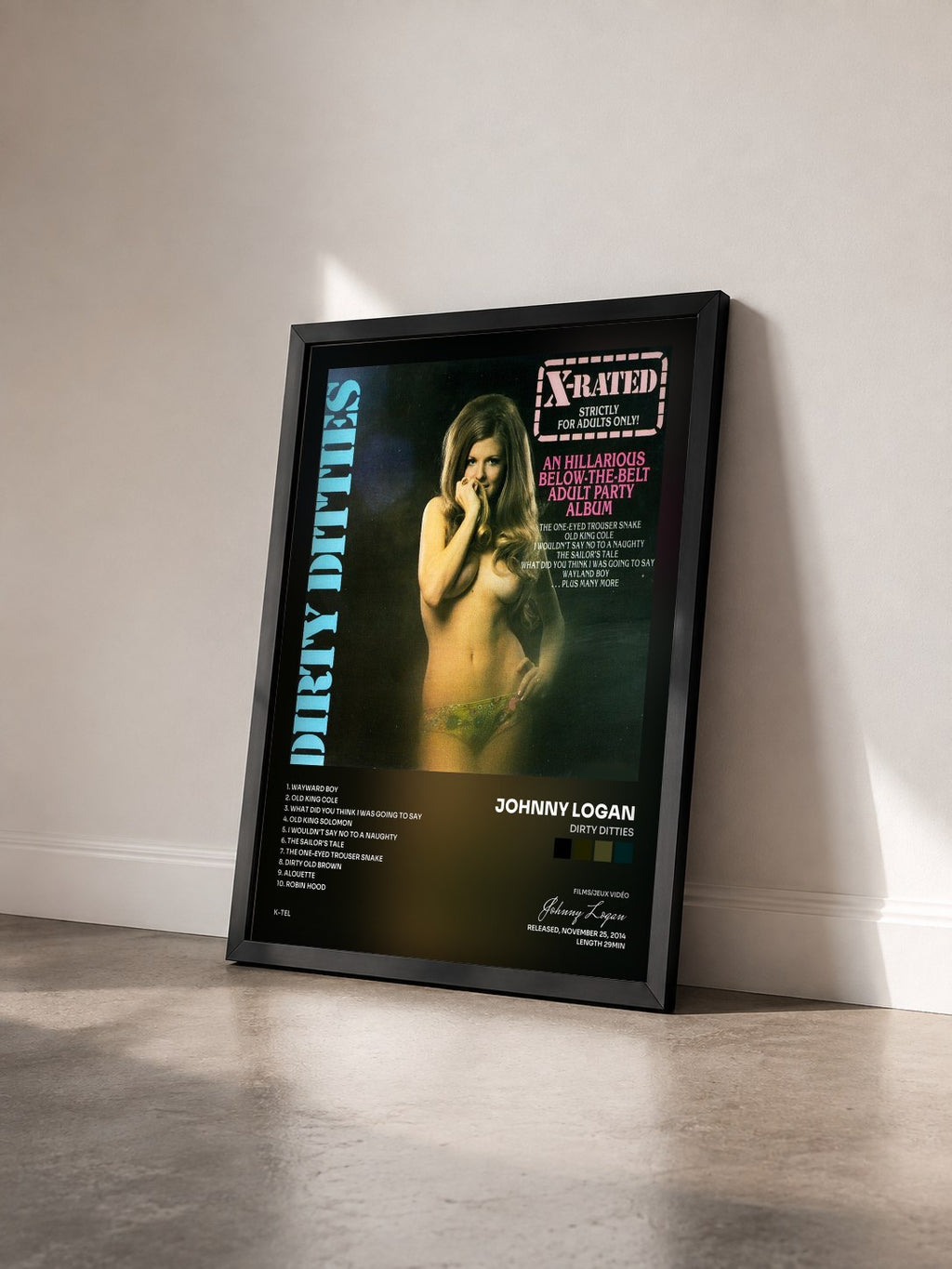 #noir Tableau de l'album Dirty Ditties de Johnny Logan vu de trois quarts, cadre noir