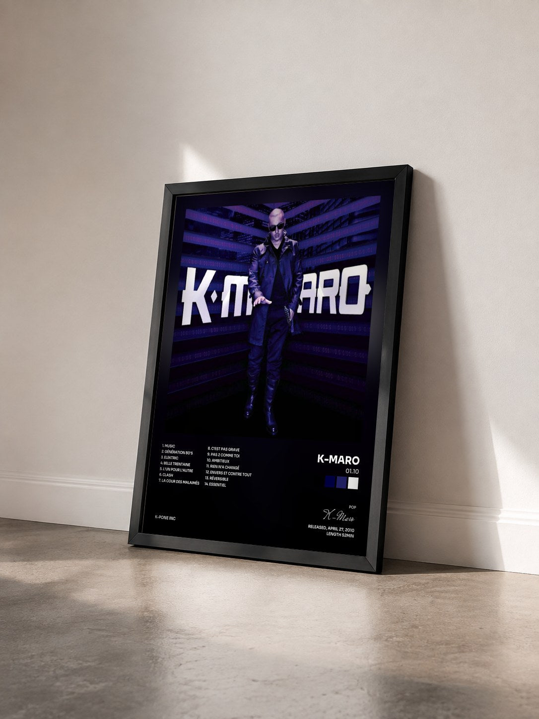 #noir Tableau de l'album 01.10 de K-Maro vu de trois quarts, cadre noir