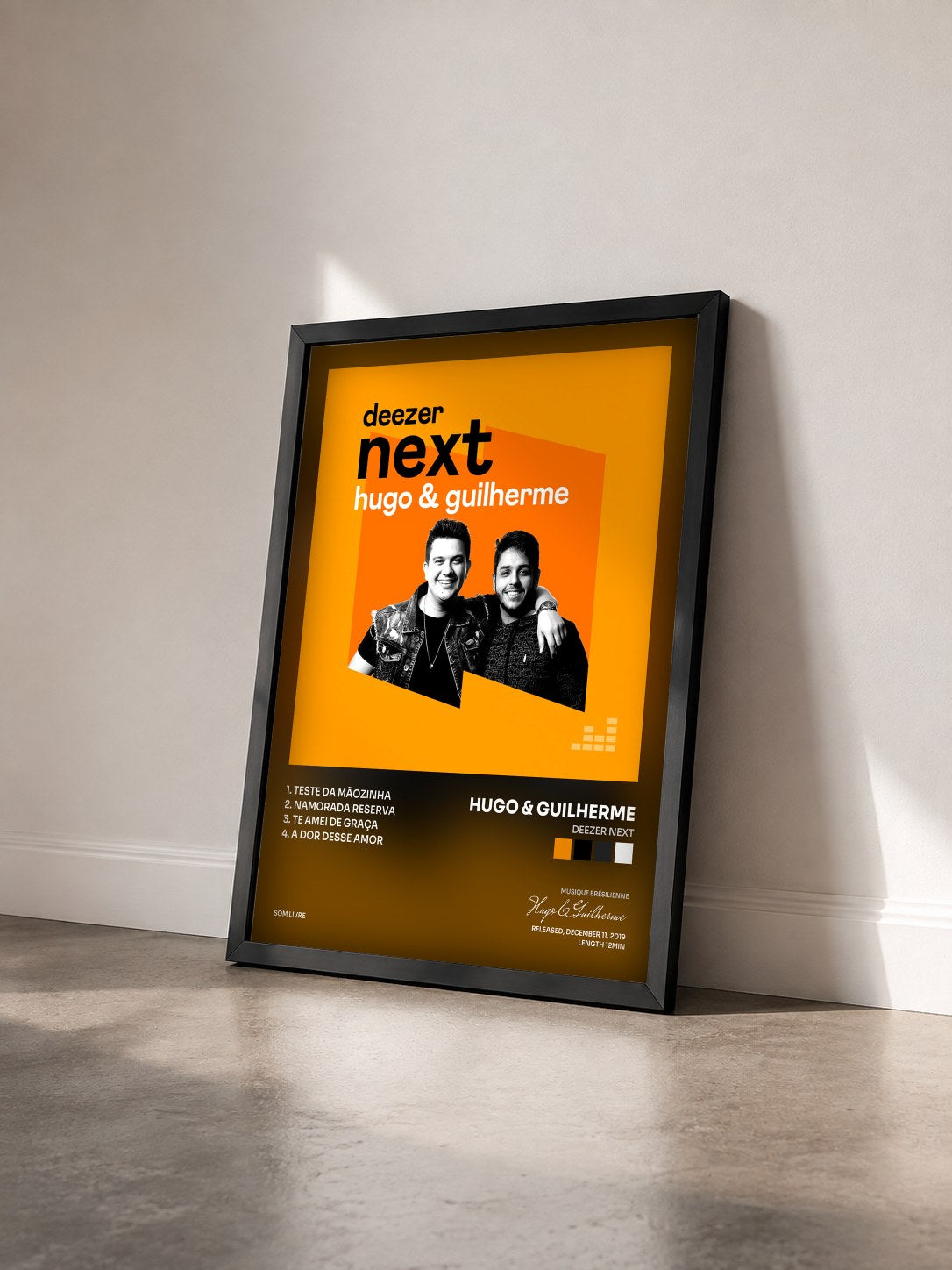 #noir Tableau de l'album Deezer Next de Hugo & Guilherme vu de trois quarts, cadre noir