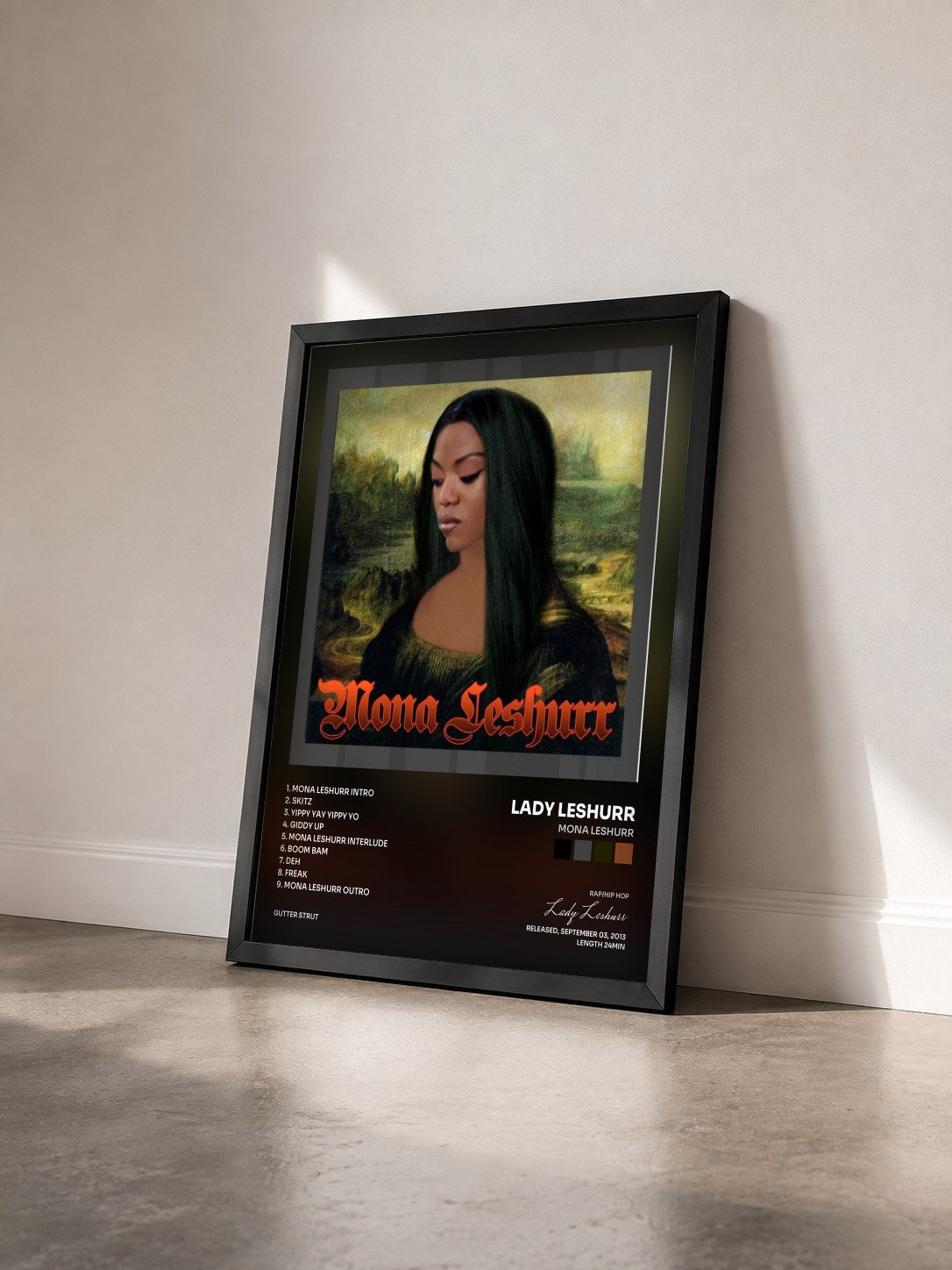 #noir Tableau de l'album Mona Leshurr de Lady Leshurr vu de trois quarts, cadre noir