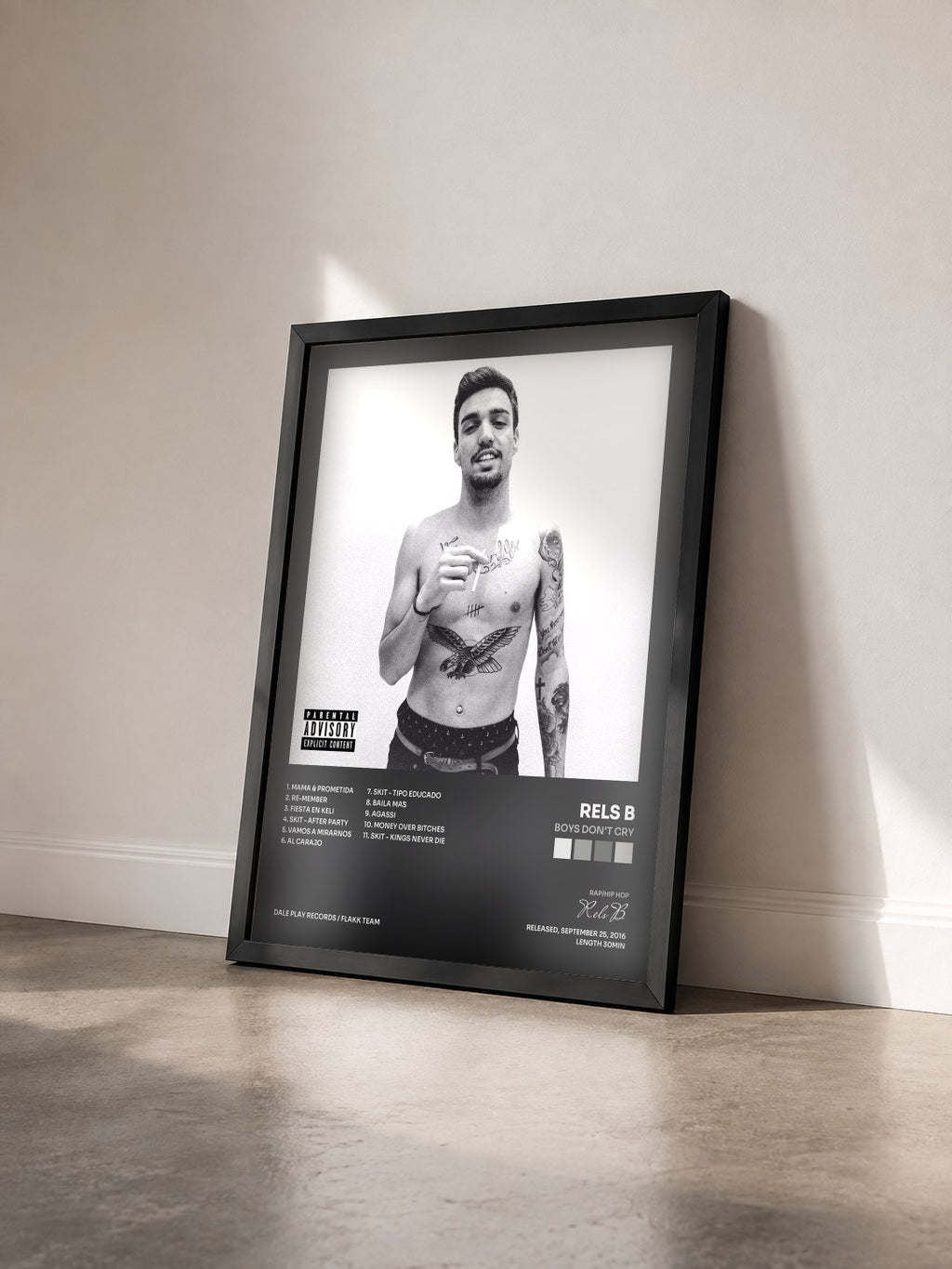 #noir Tableau de l'album Boys Don't Cry de Rels B vu de trois quarts, cadre noir