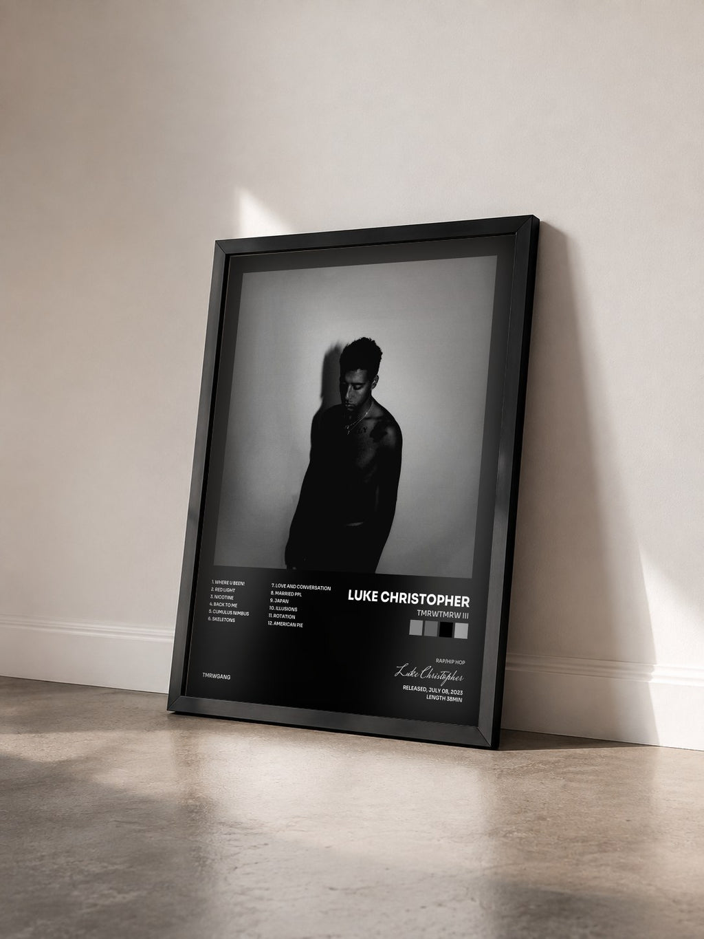 #noir Tableau de l'album TmrwTmrw III de Luke Christopher vu de trois quarts, cadre noir