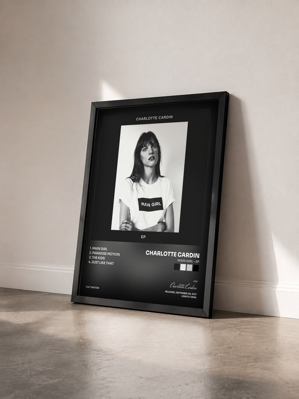 #noir Main Girl - EP von Charlotte Cardin als gerahmter Kunstdruck von schräg gesehen, schwarzer Rahmen