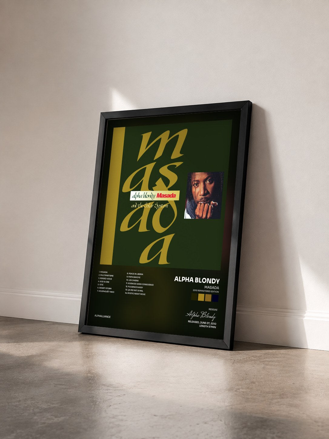 #noir Tableau de l'album Masada (2010 Remastered Edition) de Alpha Blondy vu de trois quarts, cadre noir