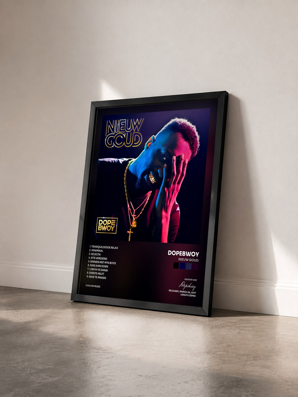 #noir Tableau de l'album Nieuw Goud de Dopebwoy vu de trois quarts, cadre noir