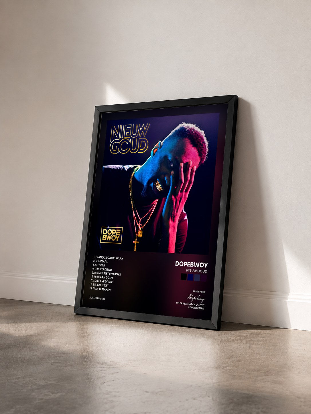 #noir Tableau de l'album Nieuw Goud de Dopebwoy vu de trois quarts, cadre noir