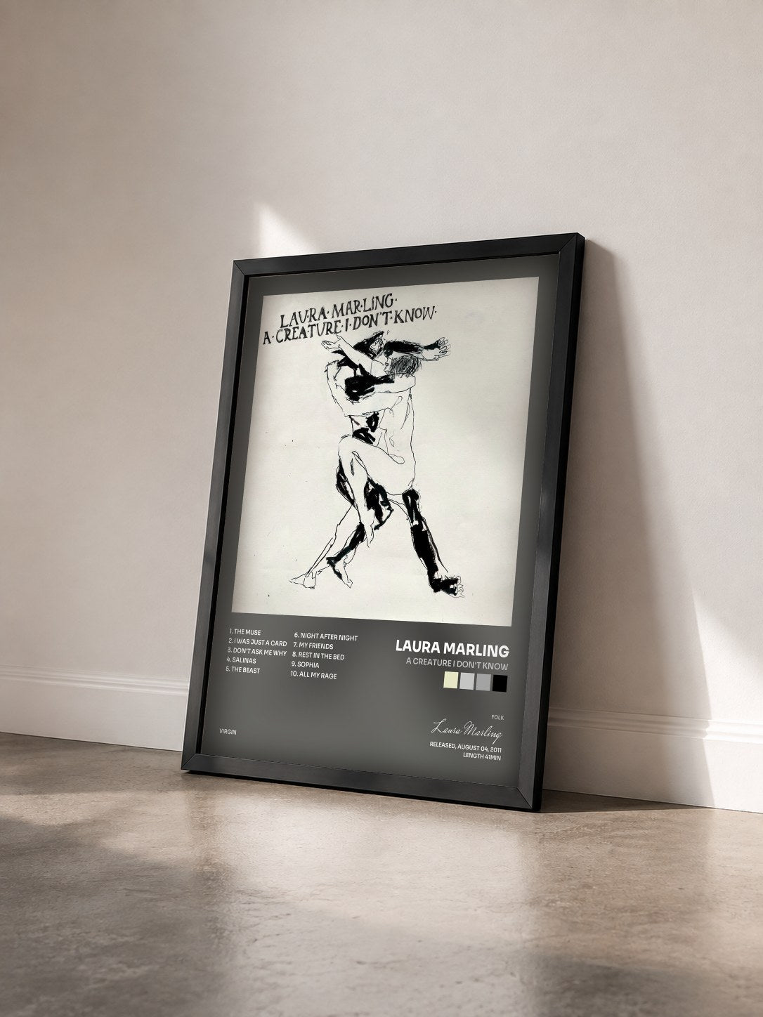#noir Tableau de l'album A Creature I Don't Know de Laura Marling vu de trois quarts, cadre noir