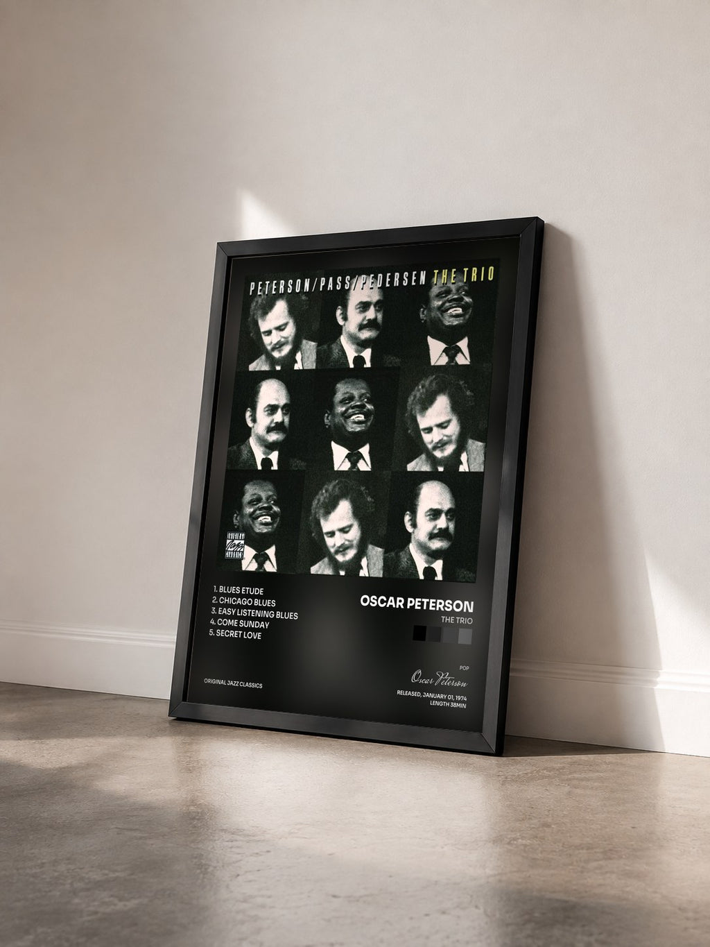 #noir Tableau de l'album The Trio de Oscar Peterson vu de trois quarts, cadre noir
