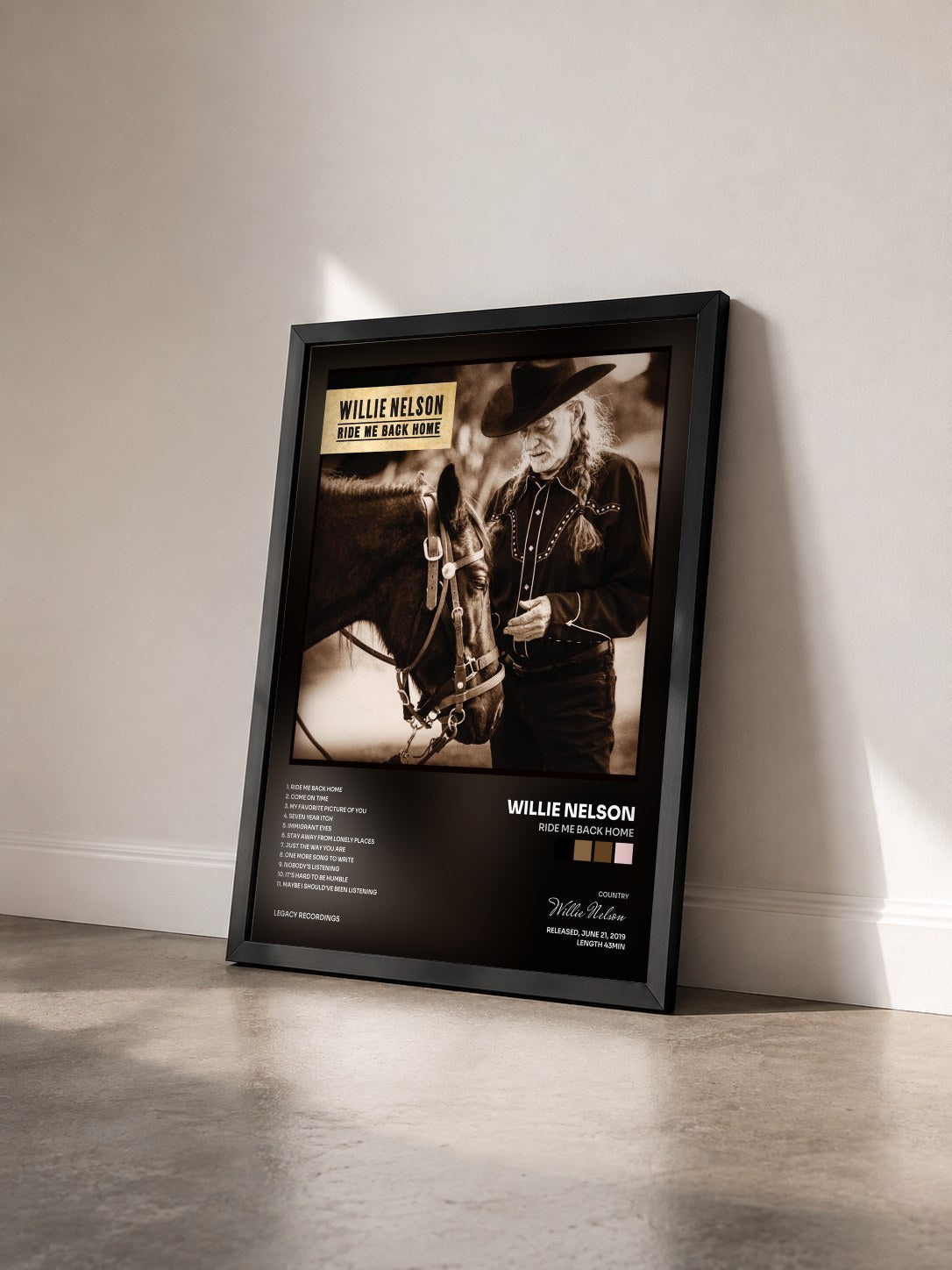 #noir Tableau de l'album Ride Me Back Home de Willie Nelson vu de trois quarts, cadre noir