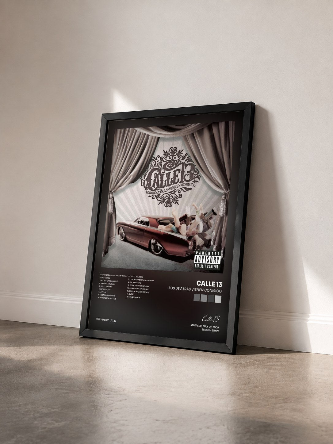 #noir Tableau de l'album Los De Atrás Vienen Conmigo de Calle 13 vu de trois quarts, cadre noir