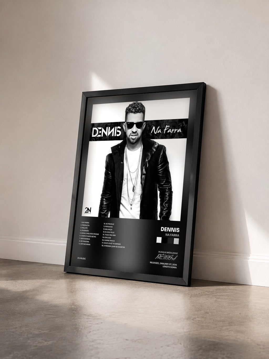 #noir Tableau de l'album Na Farra de DENNIS vu de trois quarts, cadre noir