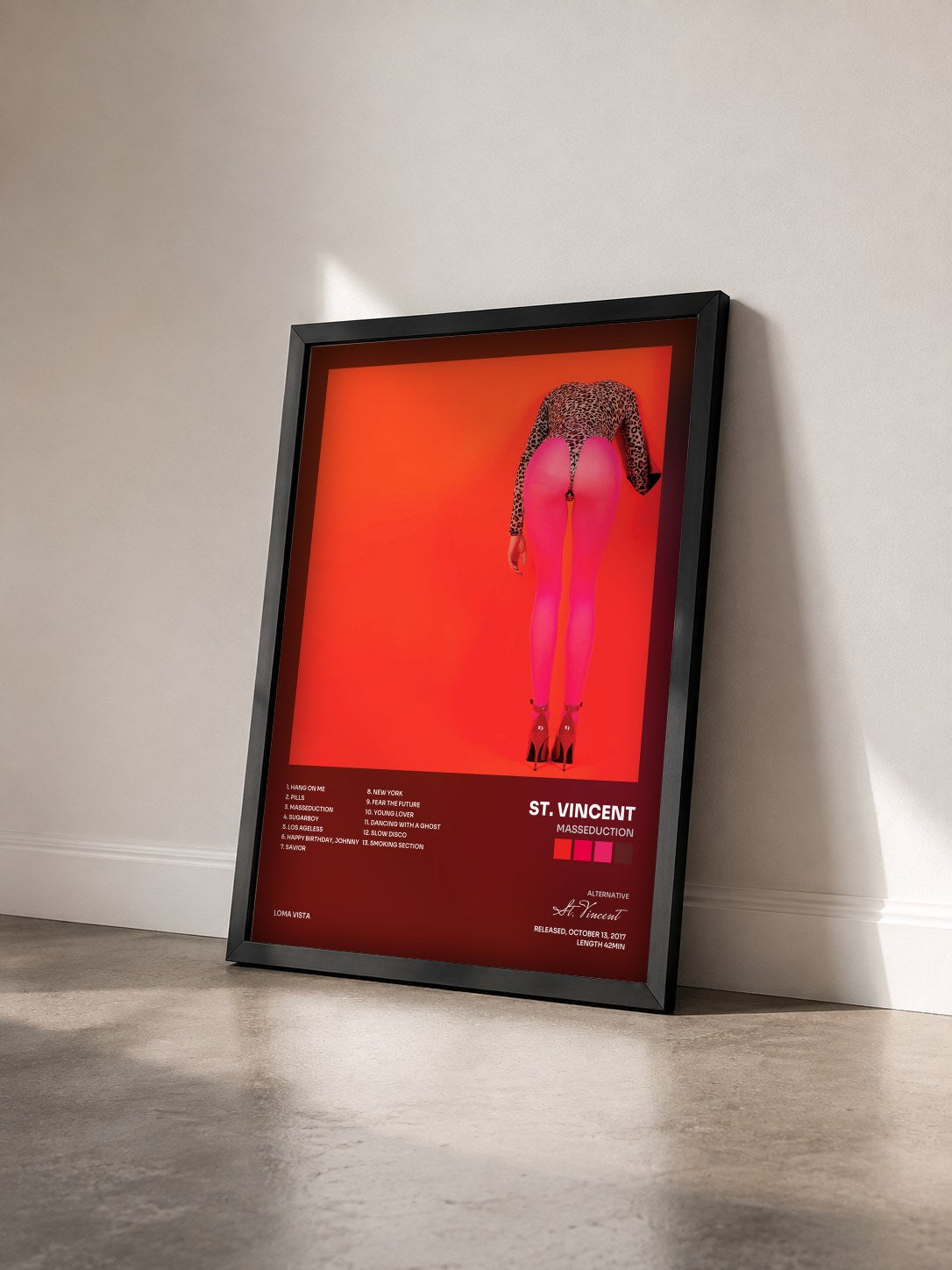 #noir Tableau de l'album MASSEDUCTION de St. Vincent vu de trois quarts, cadre noir