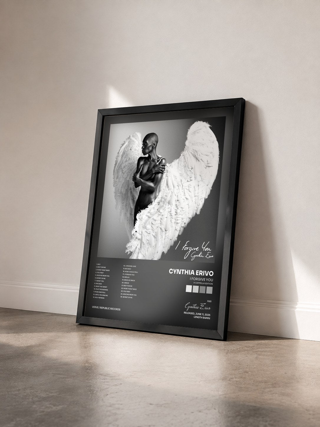 #noir Tableau de l'album I Forgive You (A Cappella Edition) de Cynthia Erivo vu de trois quarts, cadre noir