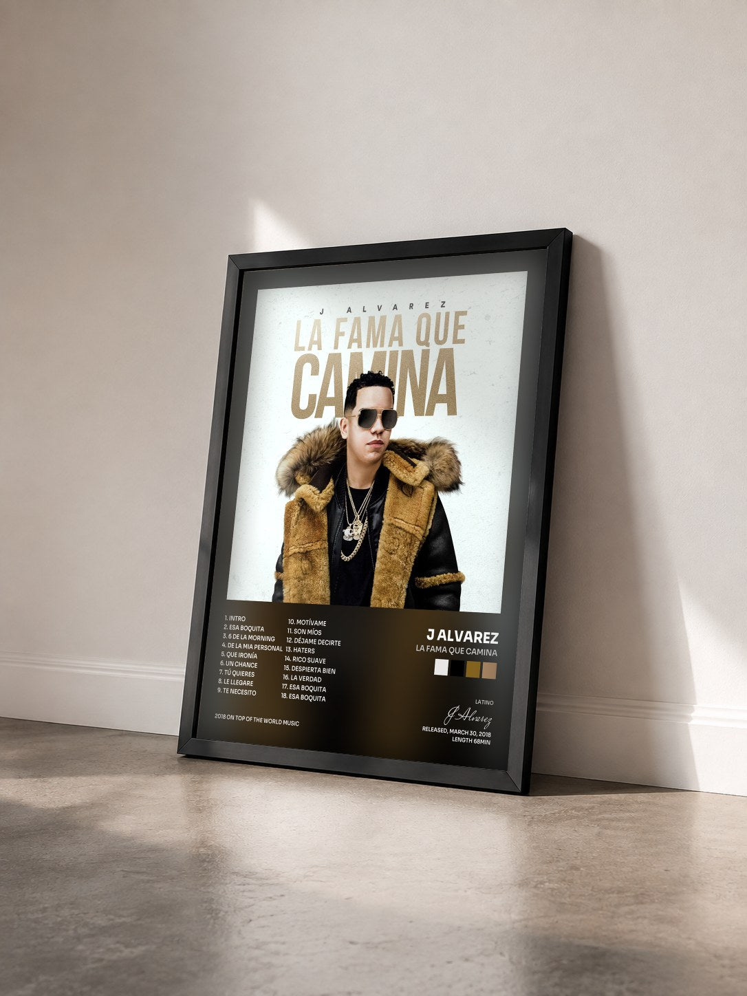 #noir Tableau de l'album La Fama Que Camina de J Alvarez vu de trois quarts, cadre noir