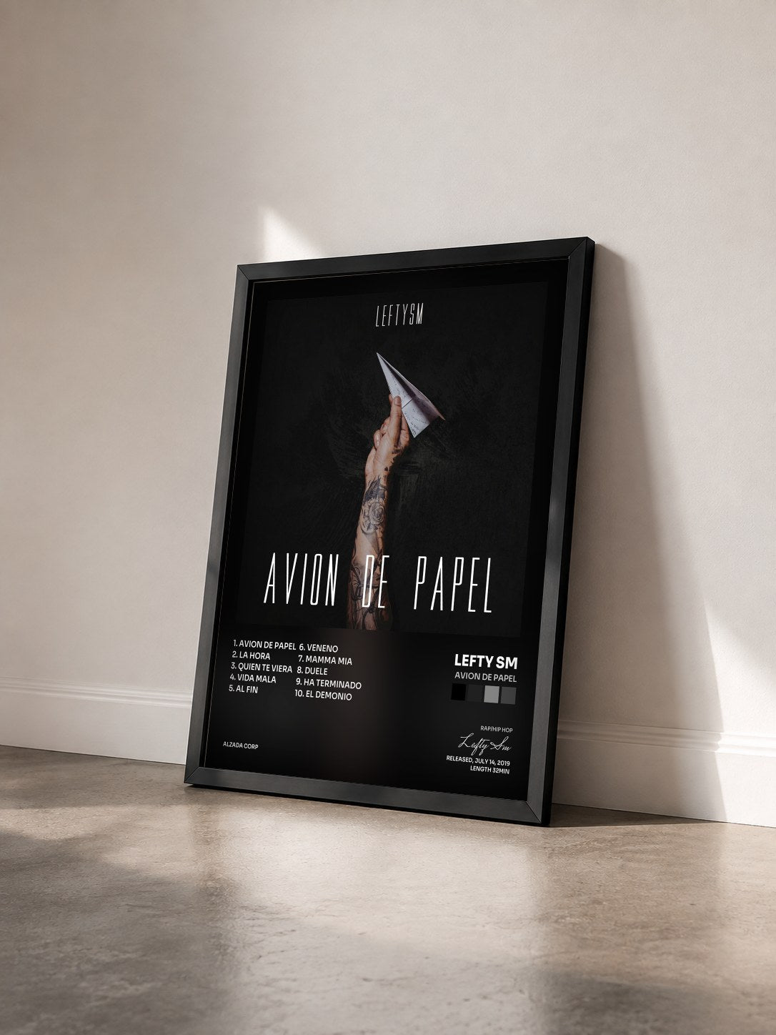 #noir Tableau de l'album Avion de Papel de Lefty Sm vu de trois quarts, cadre noir