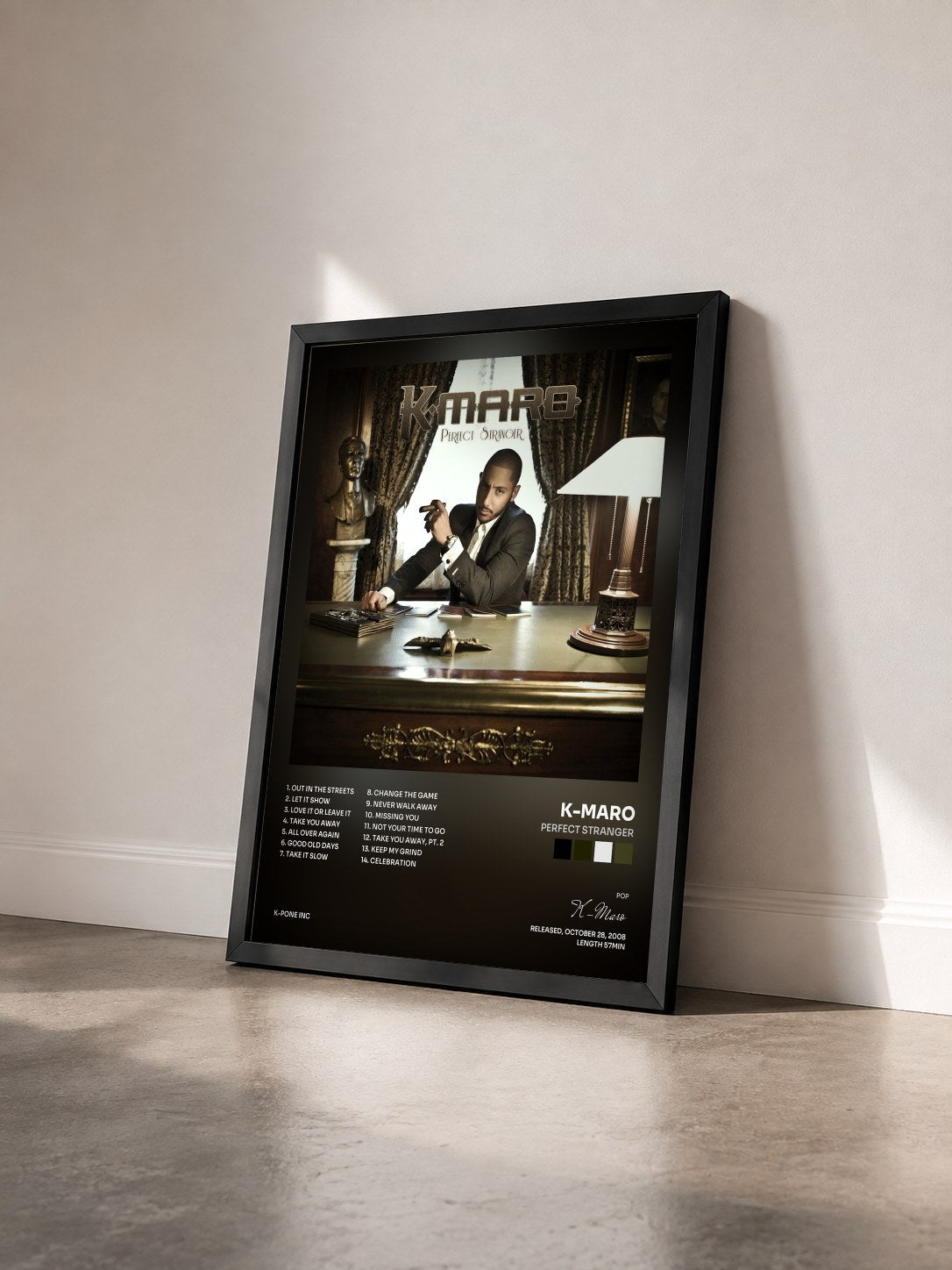 #noir Tableau de l'album Perfect Stranger de K-Maro vu de trois quarts, cadre noir