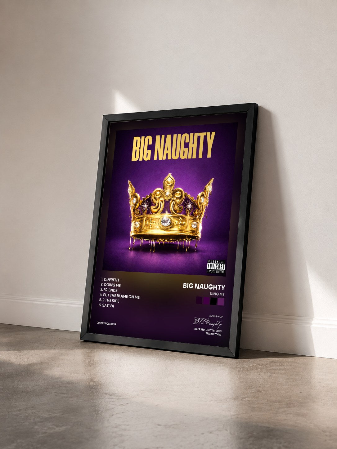 #noir Tableau de l'album KING ME de BIG Naughty vu de trois quarts, cadre noir