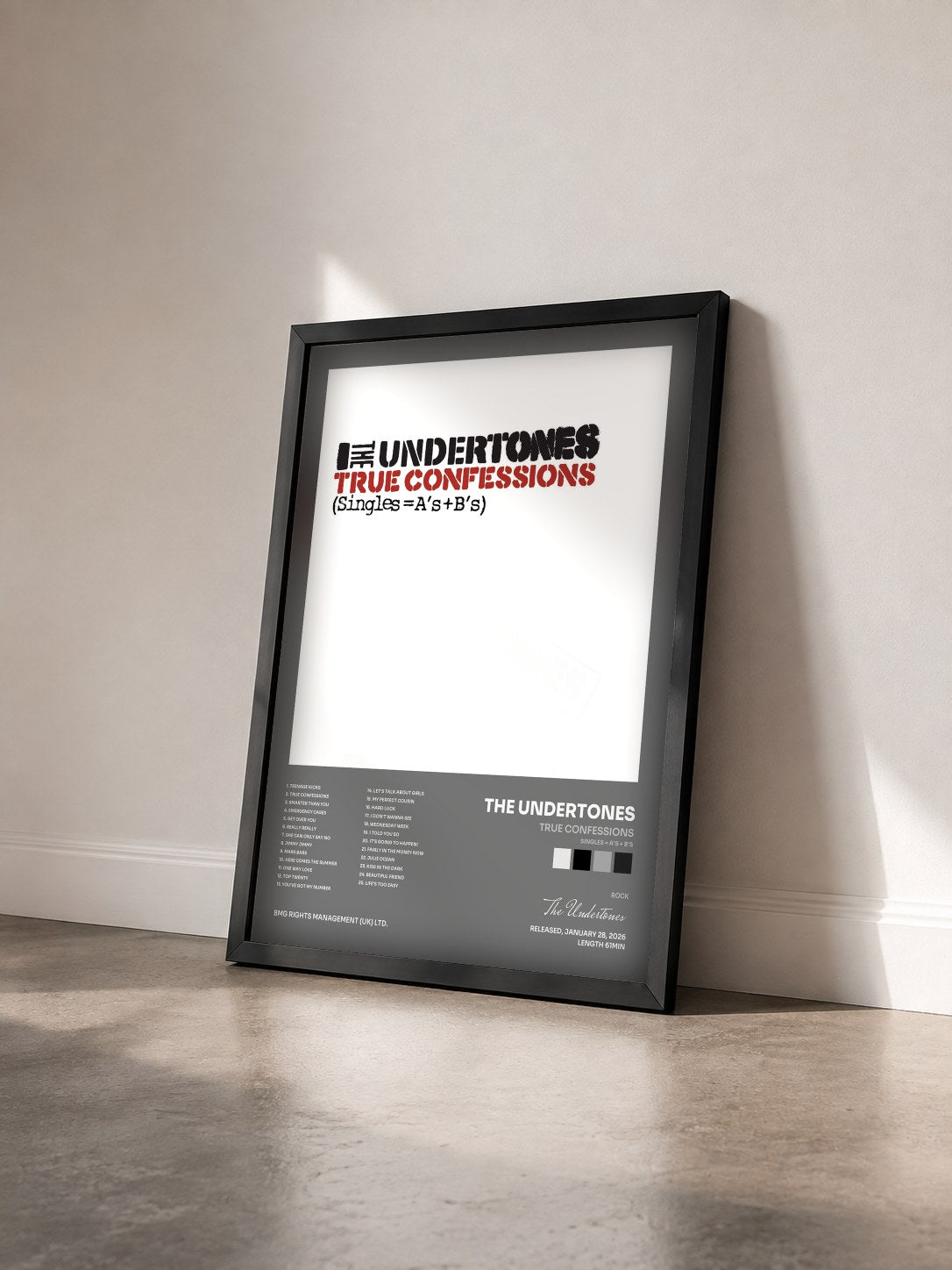 #noir Tableau de l'album True Confessions (Singles = A's + B's) de The Undertones vu de trois quarts, cadre noir