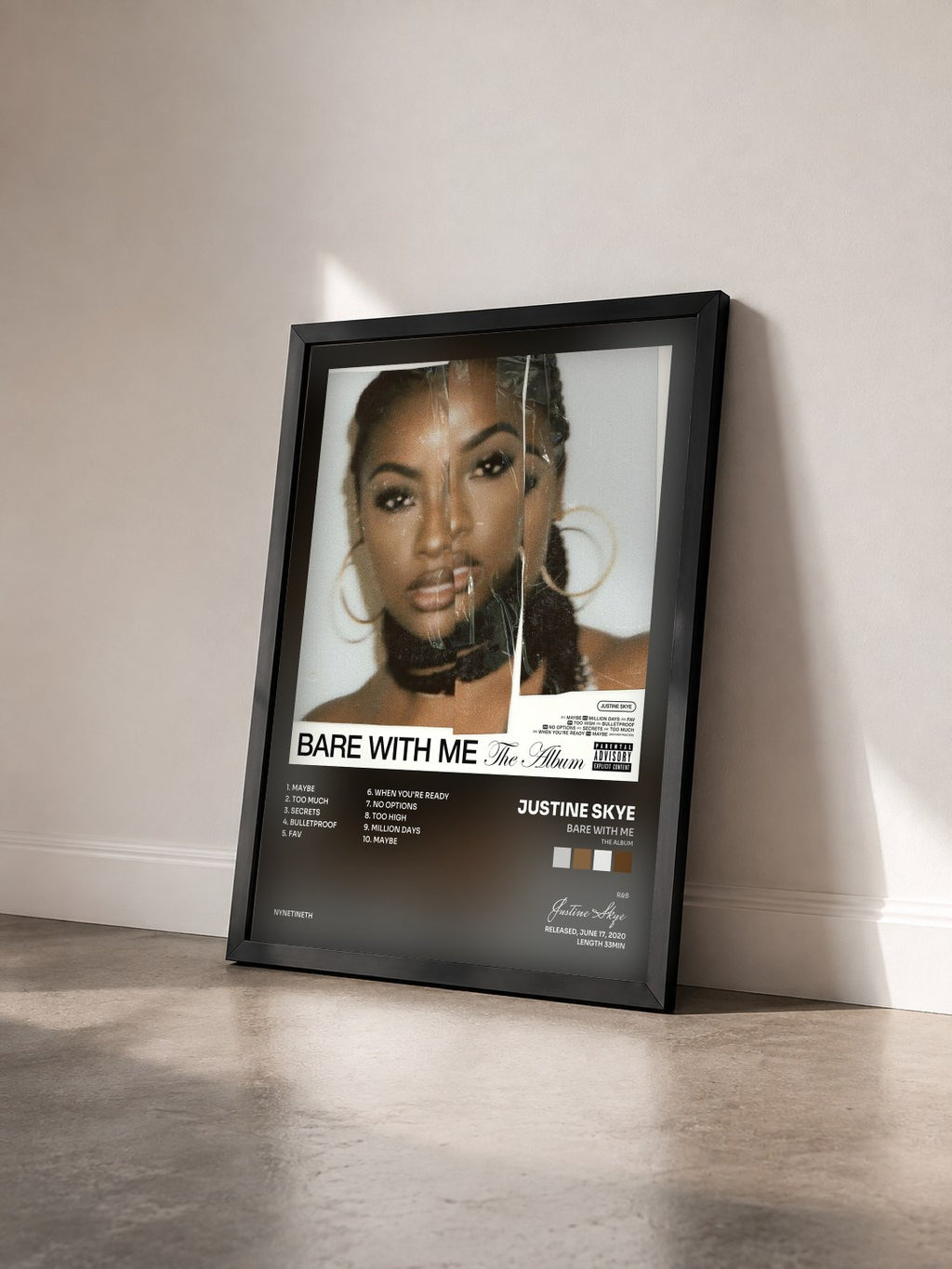 #noir Tableau de l'album BARE WITH ME (The Album) de Justine Skye vu de trois quarts, cadre noir