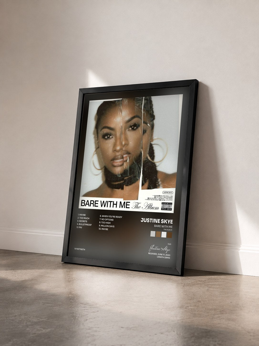 #noir Tableau de l'album BARE WITH ME (The Album) de Justine Skye vu de trois quarts, cadre noir