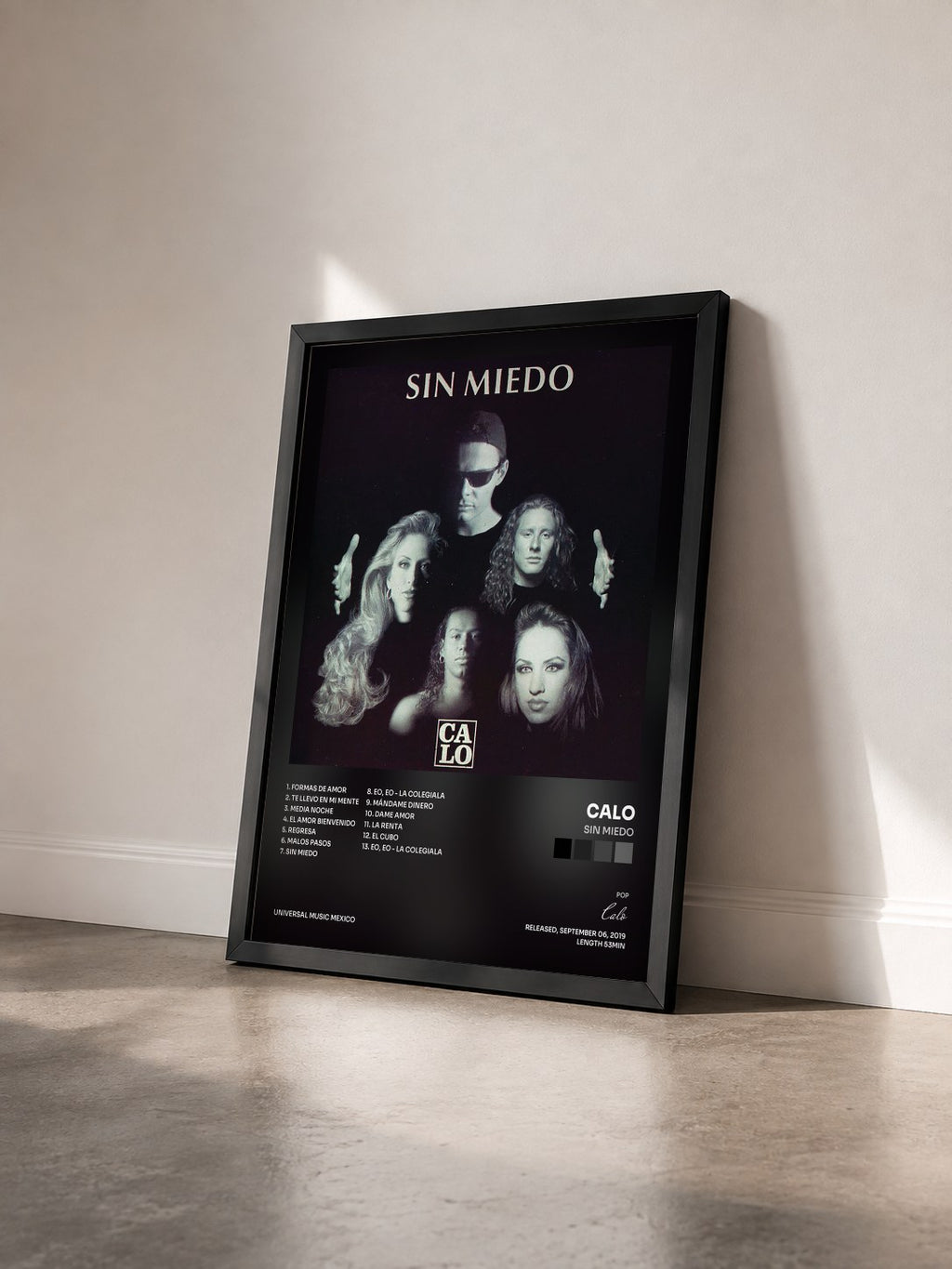 #noir Tableau de l'album Sin Miedo de Calo vu de trois quarts, cadre noir