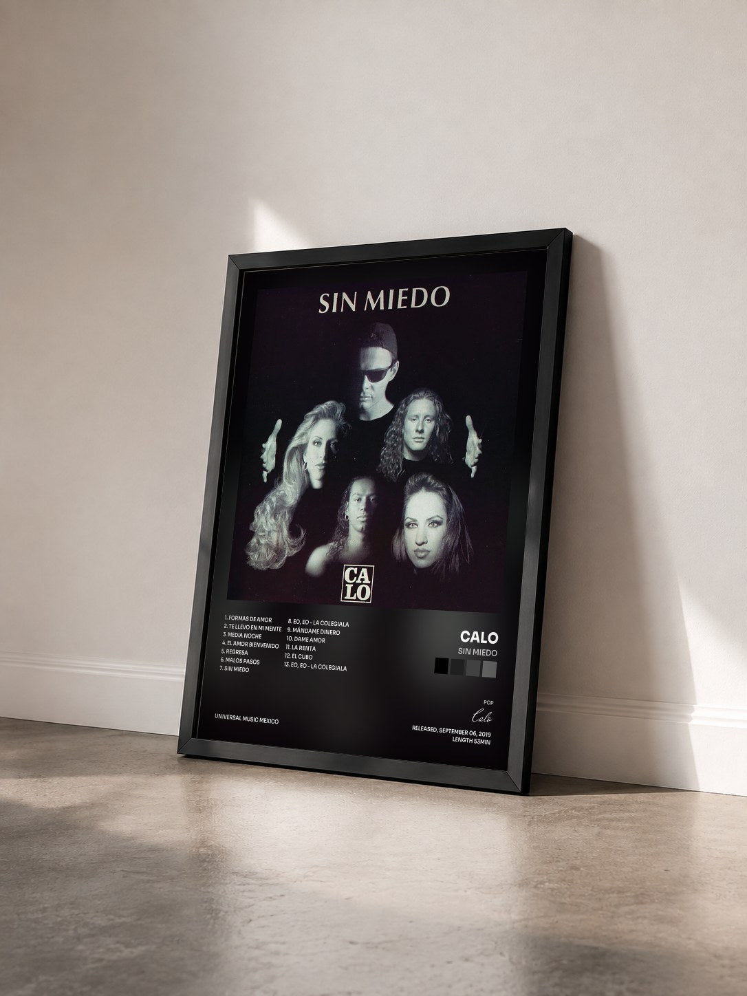 #noir Tableau de l'album Sin Miedo de Calo vu de trois quarts, cadre noir