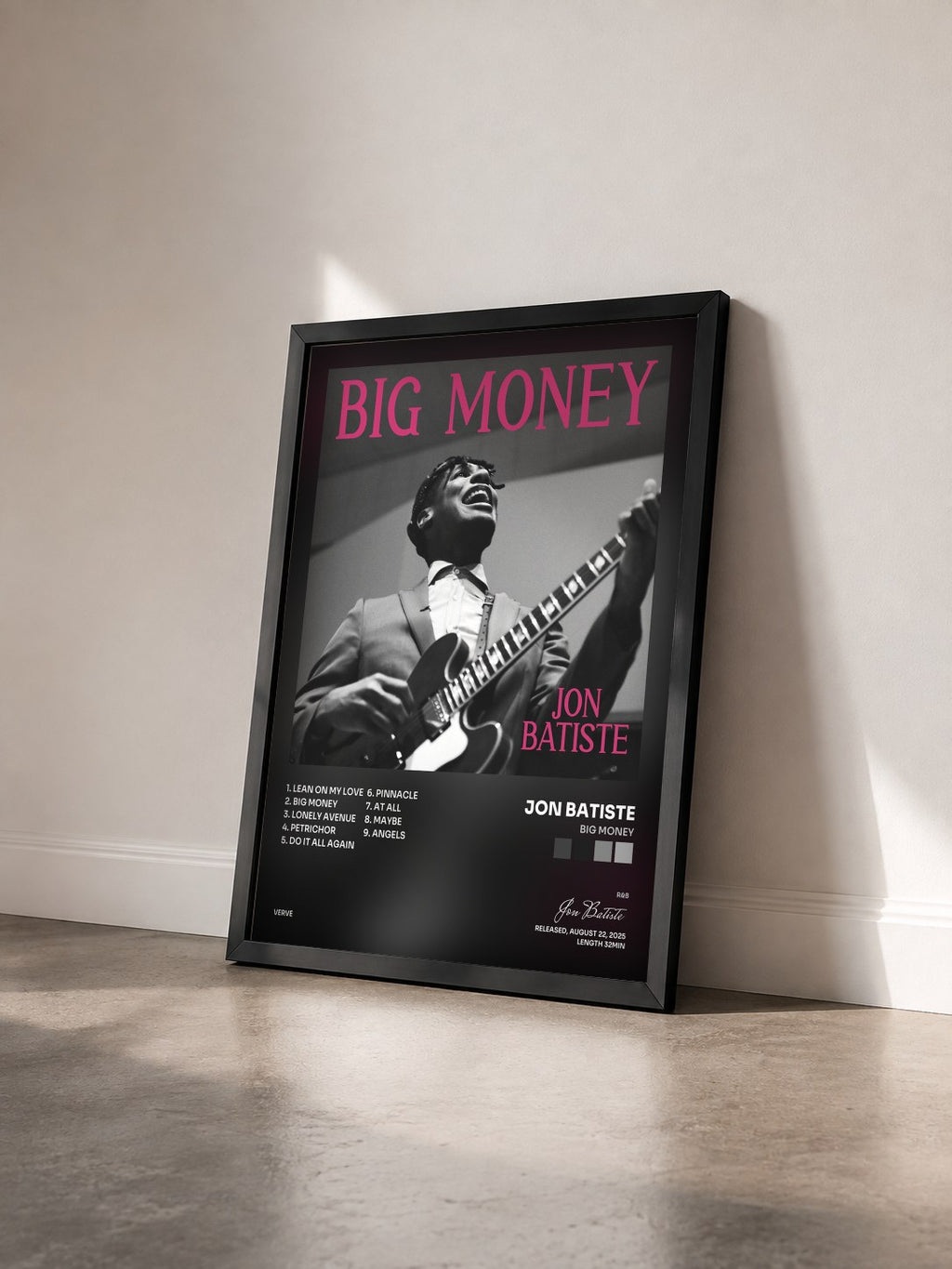 #noir Tableau de l'album BIG MONEY de Jon Batiste vu de trois quarts, cadre noir