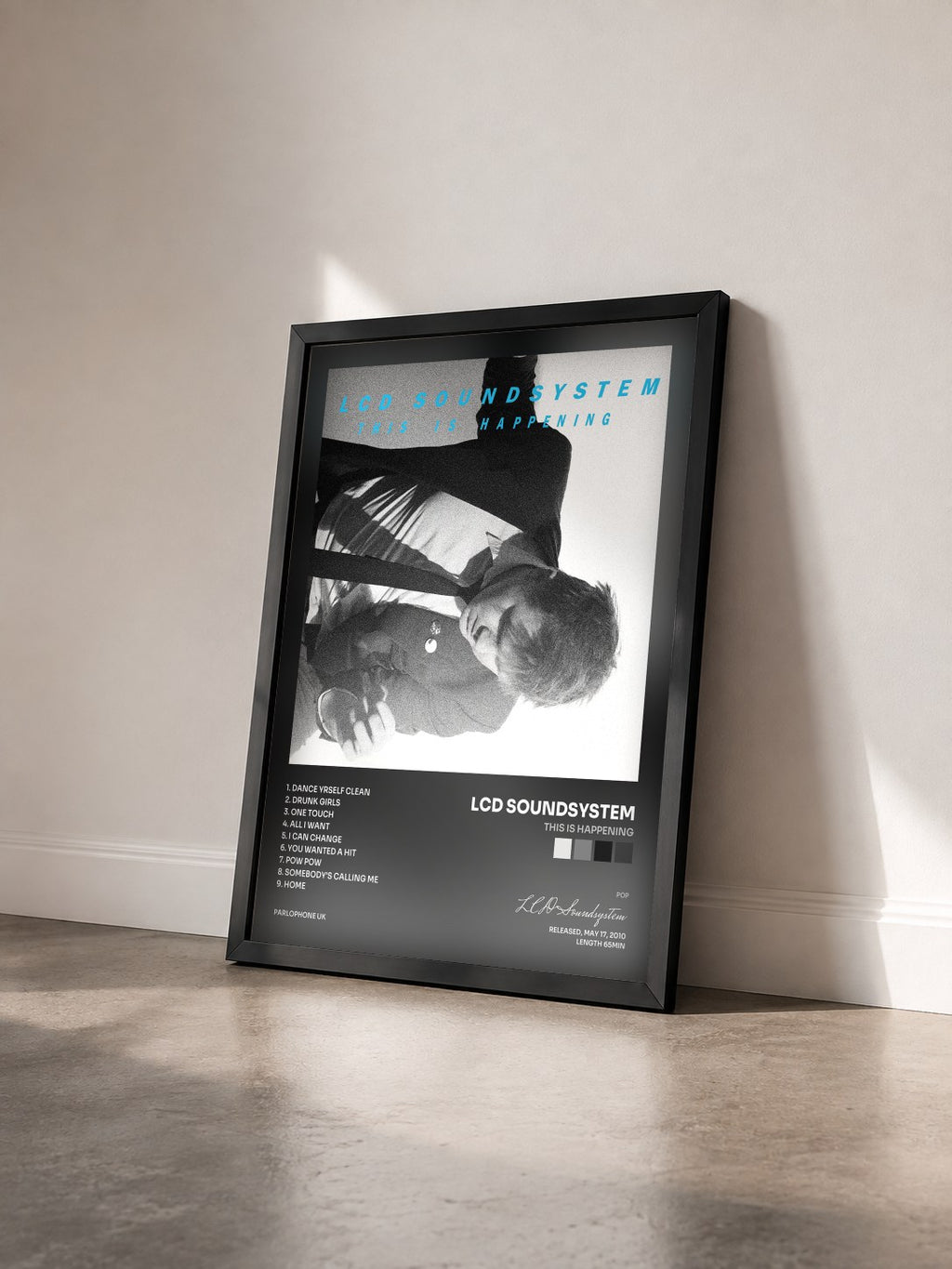 #noir Tableau de l'album This Is Happening de LCD Soundsystem vu de trois quarts, cadre noir