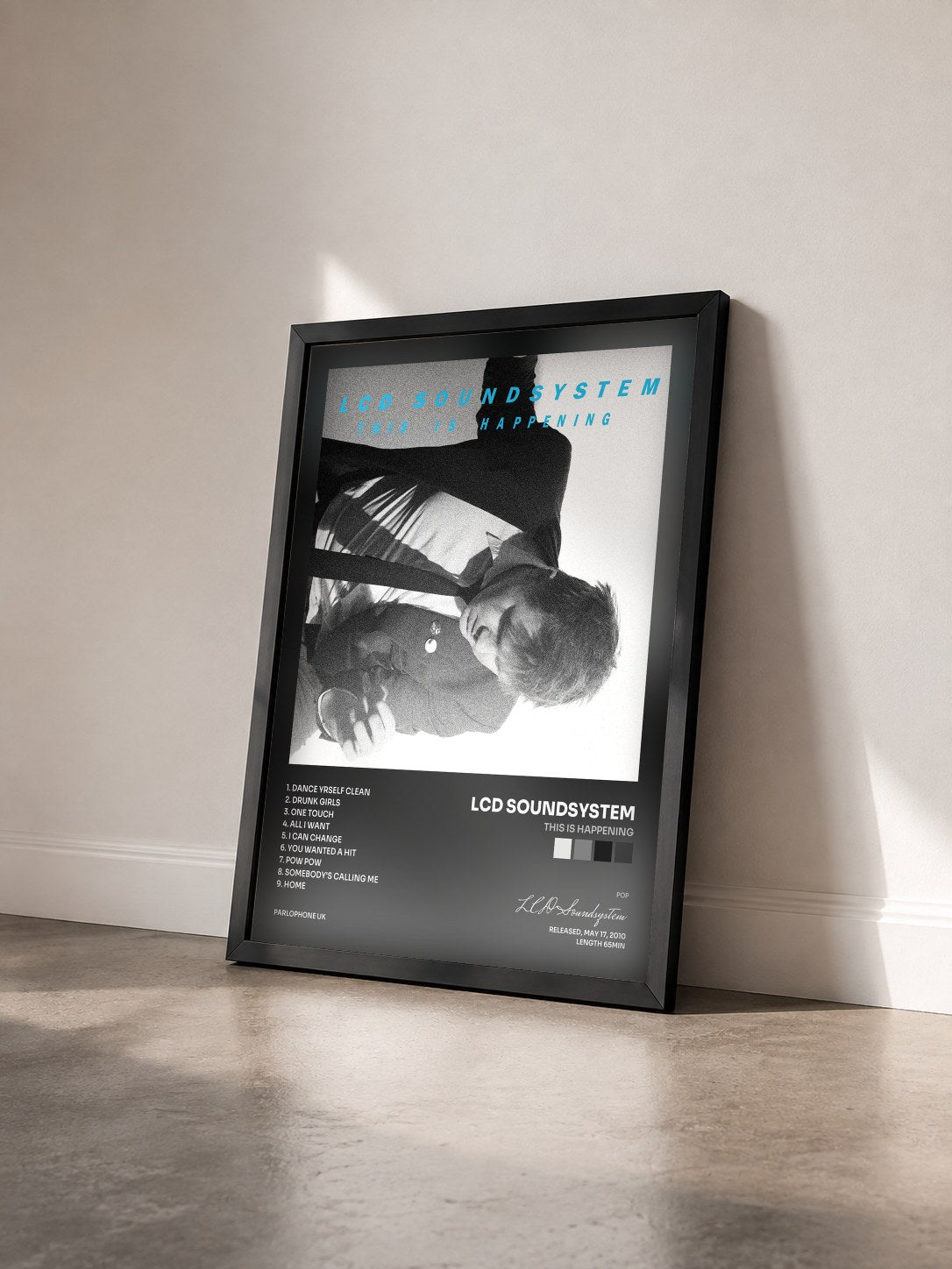#noir Tableau de l'album This Is Happening de LCD Soundsystem vu de trois quarts, cadre noir