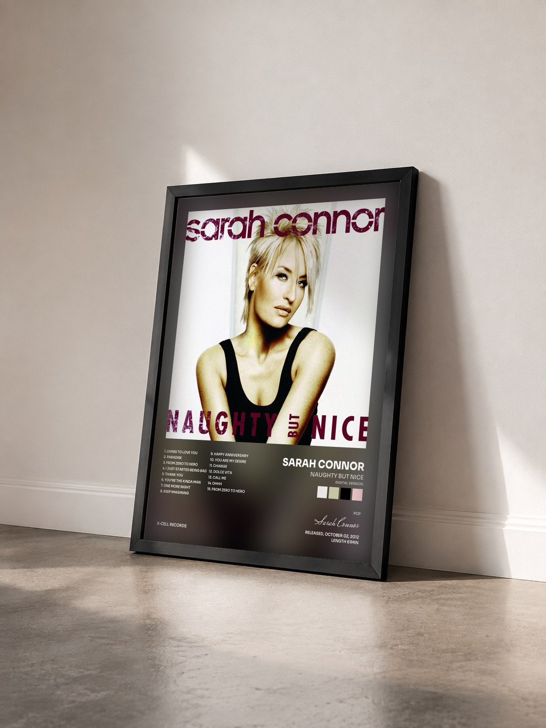 #noir Tableau de l'album Naughty But Nice (Digital Version) de Sarah Connor vu de trois quarts, cadre noir
