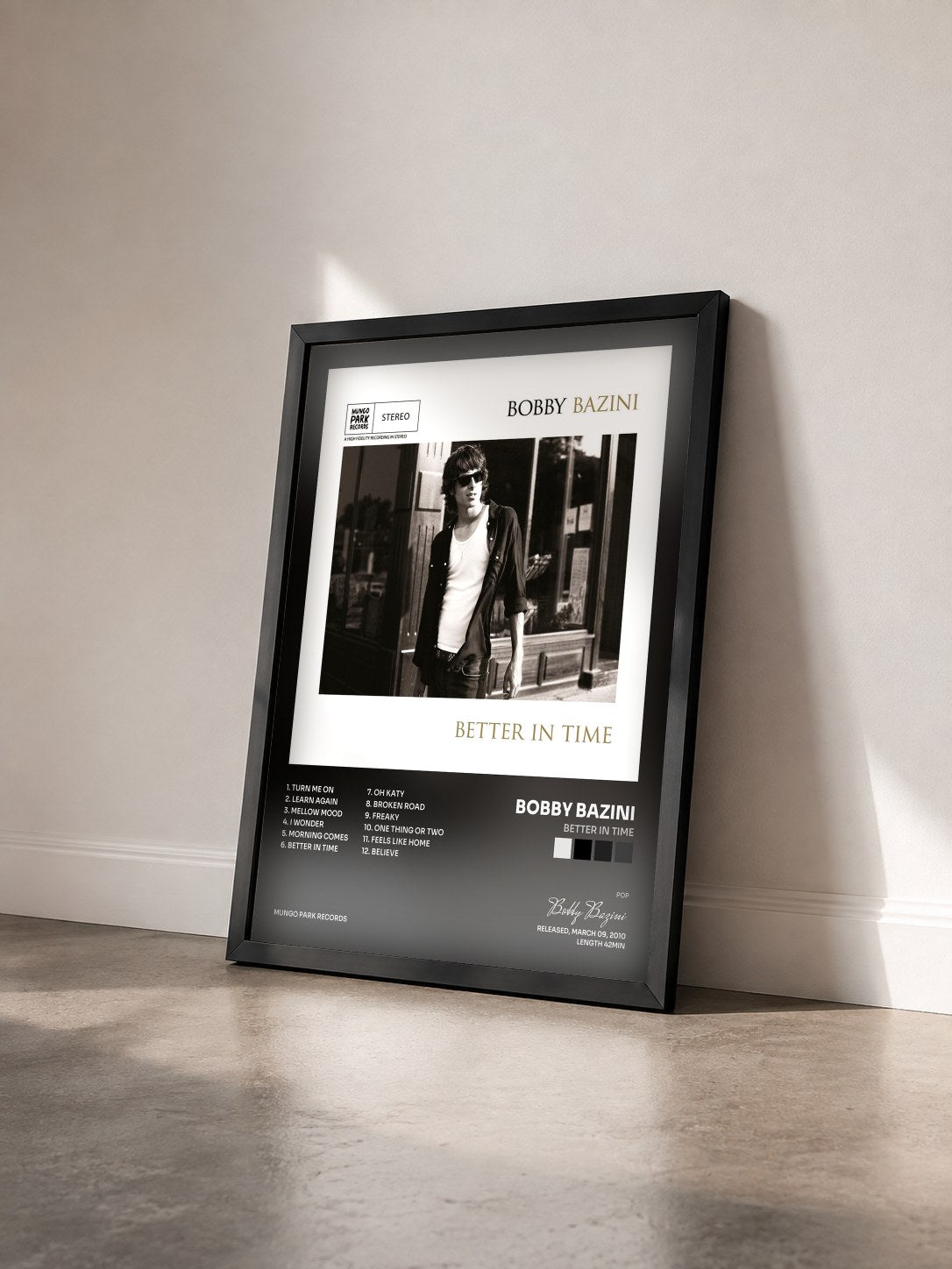 #noir Tableau de l'album Better in Time de Bobby Bazini vu de trois quarts, cadre noir