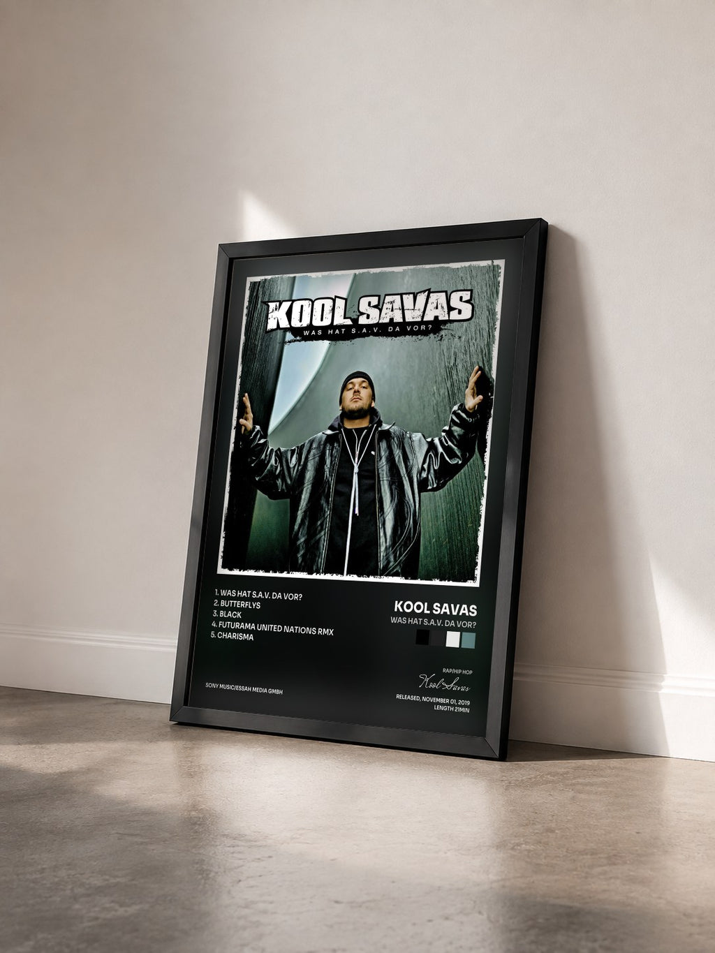 #noir Tableau de l'album Was hat S.A.V. da vor? de Kool Savas vu de trois quarts, cadre noir