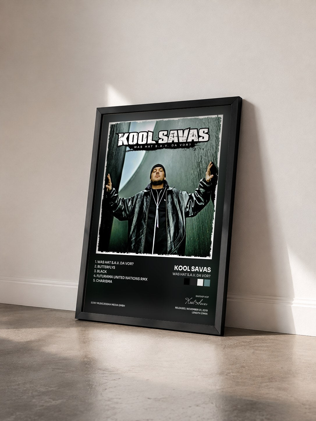 #noir Tableau de l'album Was hat S.A.V. da vor? de Kool Savas vu de trois quarts, cadre noir