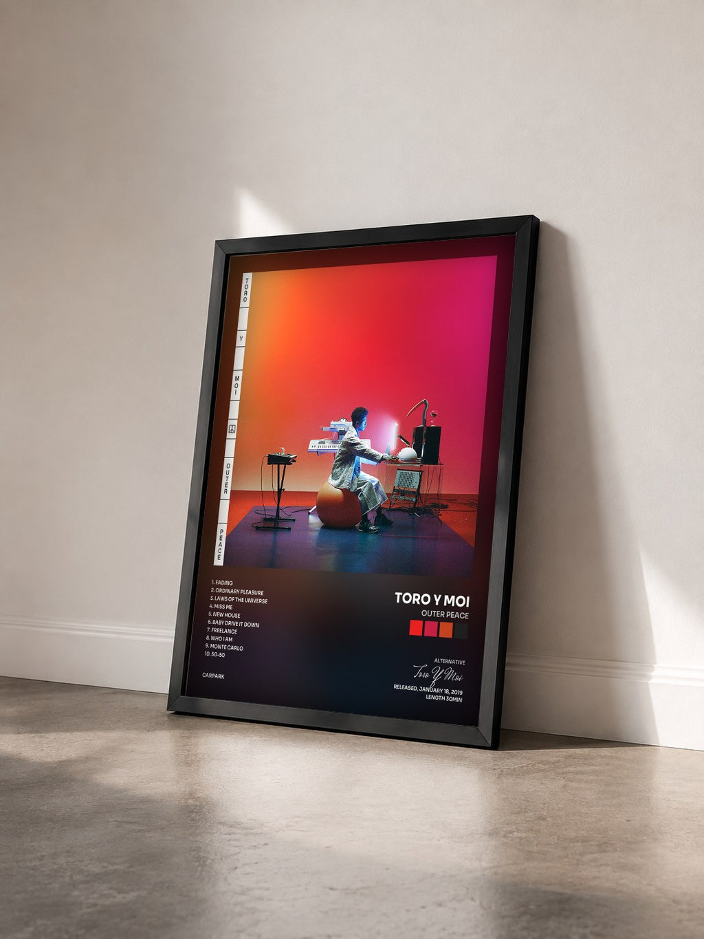 #noir Tableau de l'album Outer Peace de Toro Y Moi vu de trois quarts, cadre noir