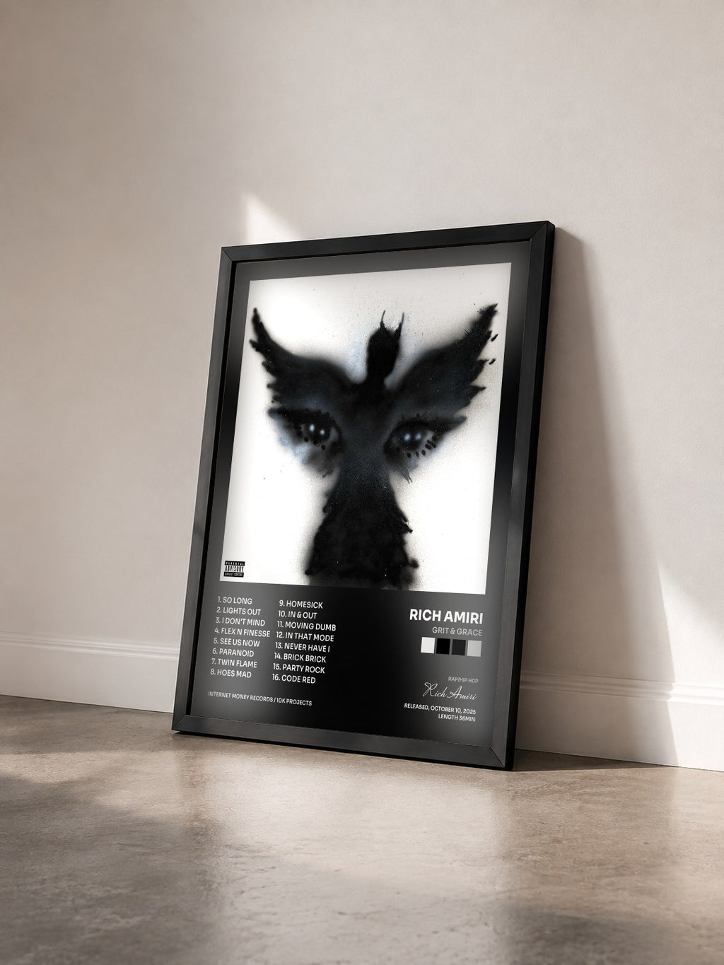 #noir Tableau de l'album Grit & Grace de Rich Amiri vu de trois quarts, cadre noir