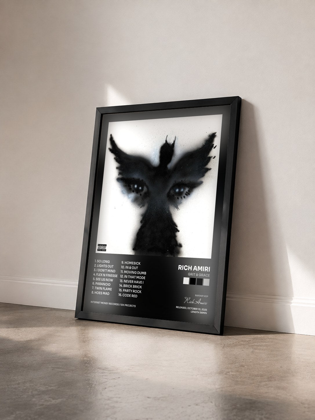 #noir Tableau de l'album Grit & Grace de Rich Amiri vu de trois quarts, cadre noir