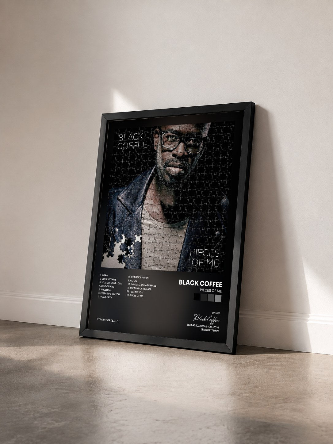 #noir Tableau de l'album Pieces Of Me de Black Coffee vu de trois quarts, cadre noir