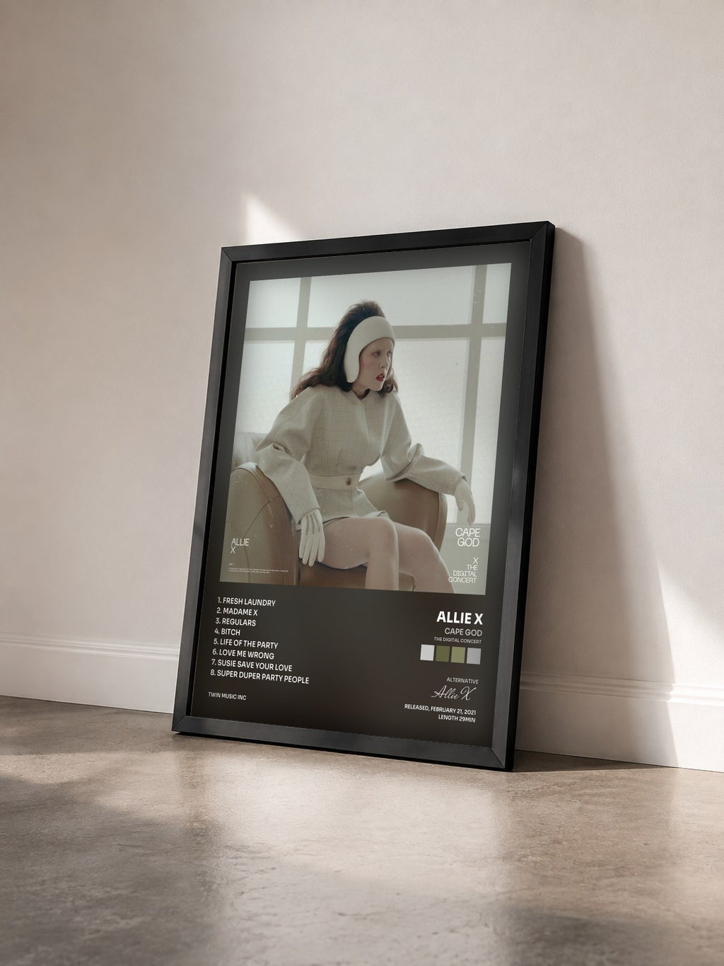 #noir Tableau de l'album Cape God (The Digital Concert) de Allie X vu de trois quarts, cadre noir