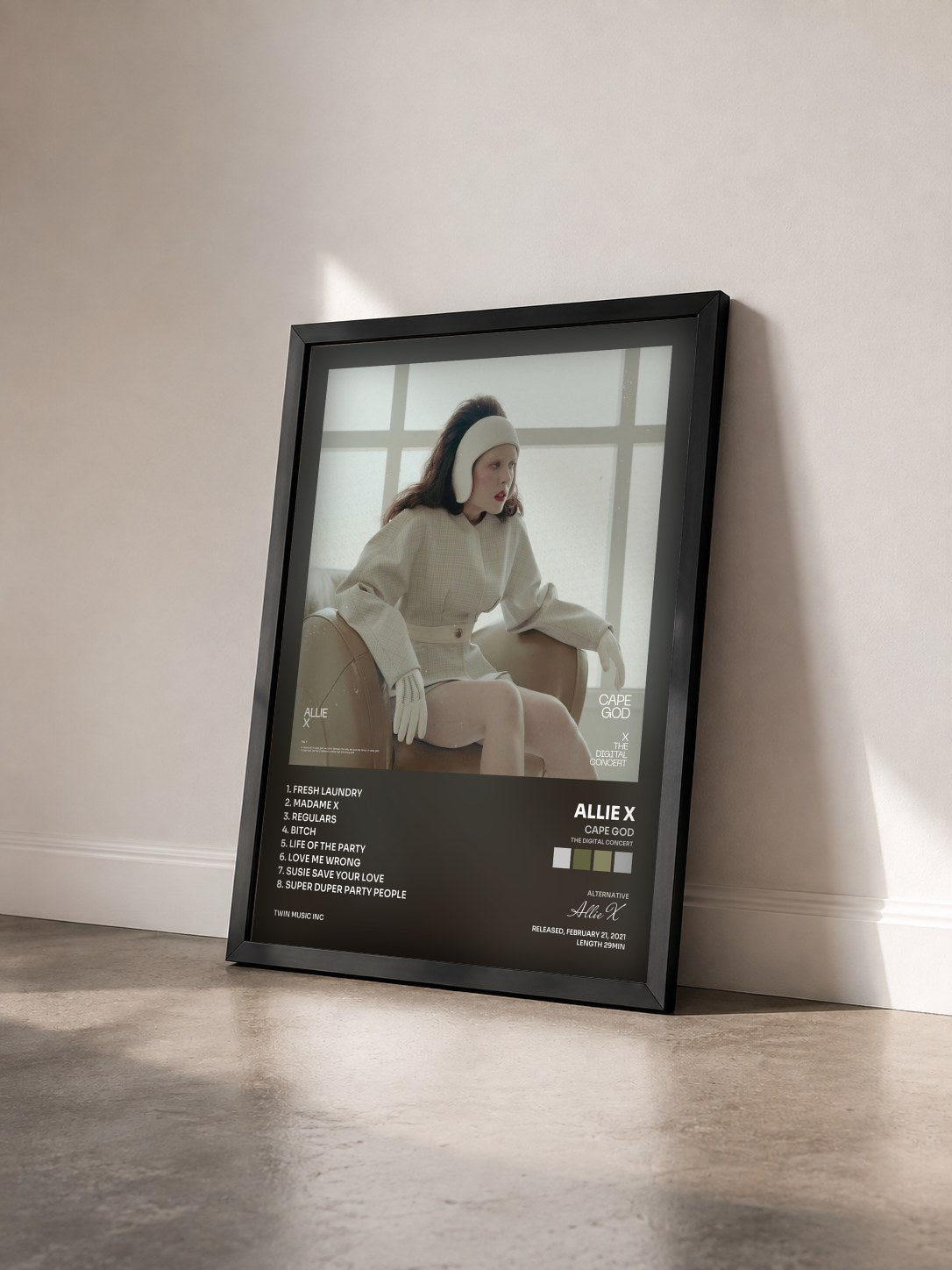 #noir Tableau de l'album Cape God (The Digital Concert) de Allie X vu de trois quarts, cadre noir