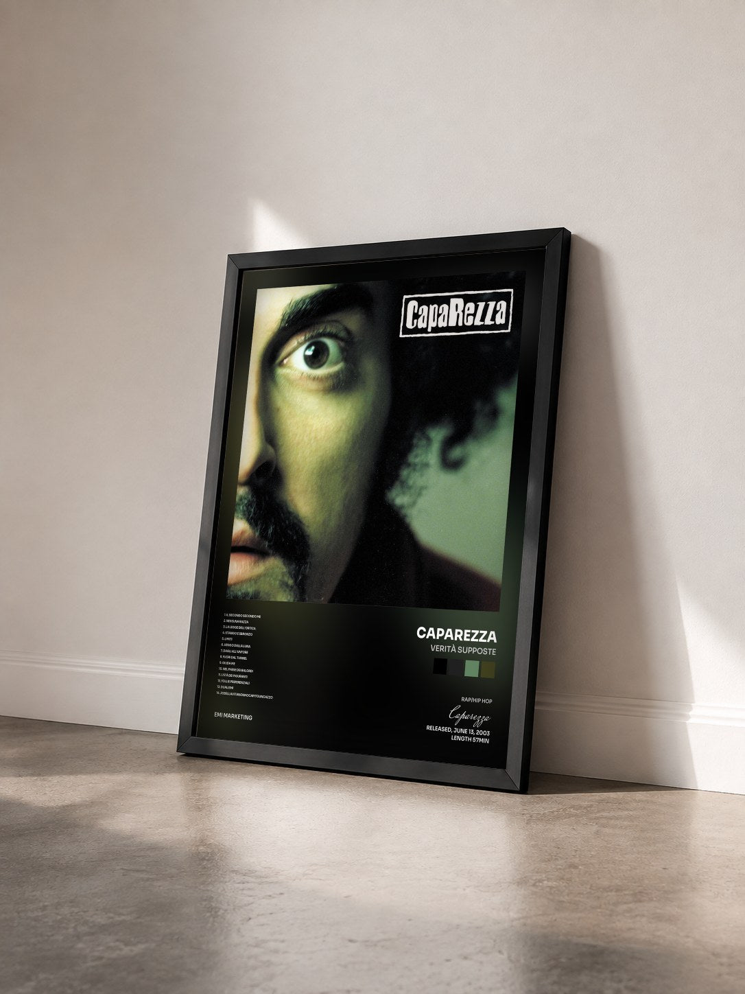 #noir Tableau de l'album Verità Supposte de Caparezza vu de trois quarts, cadre noir