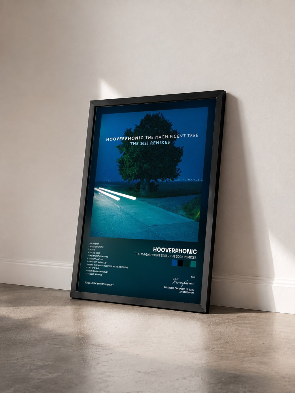 #noir The Magnificent Tree - The 2025 Remixes von Hooverphonic als gerahmter Kunstdruck von schräg gesehen, schwarzer Rahmen