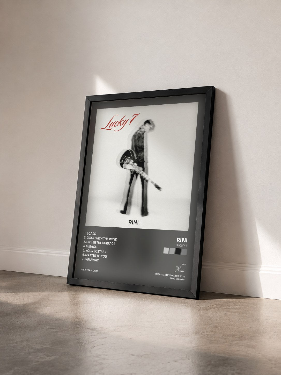 #noir Tableau de l'album Lucky 7 de Rini vu de trois quarts, cadre noir
