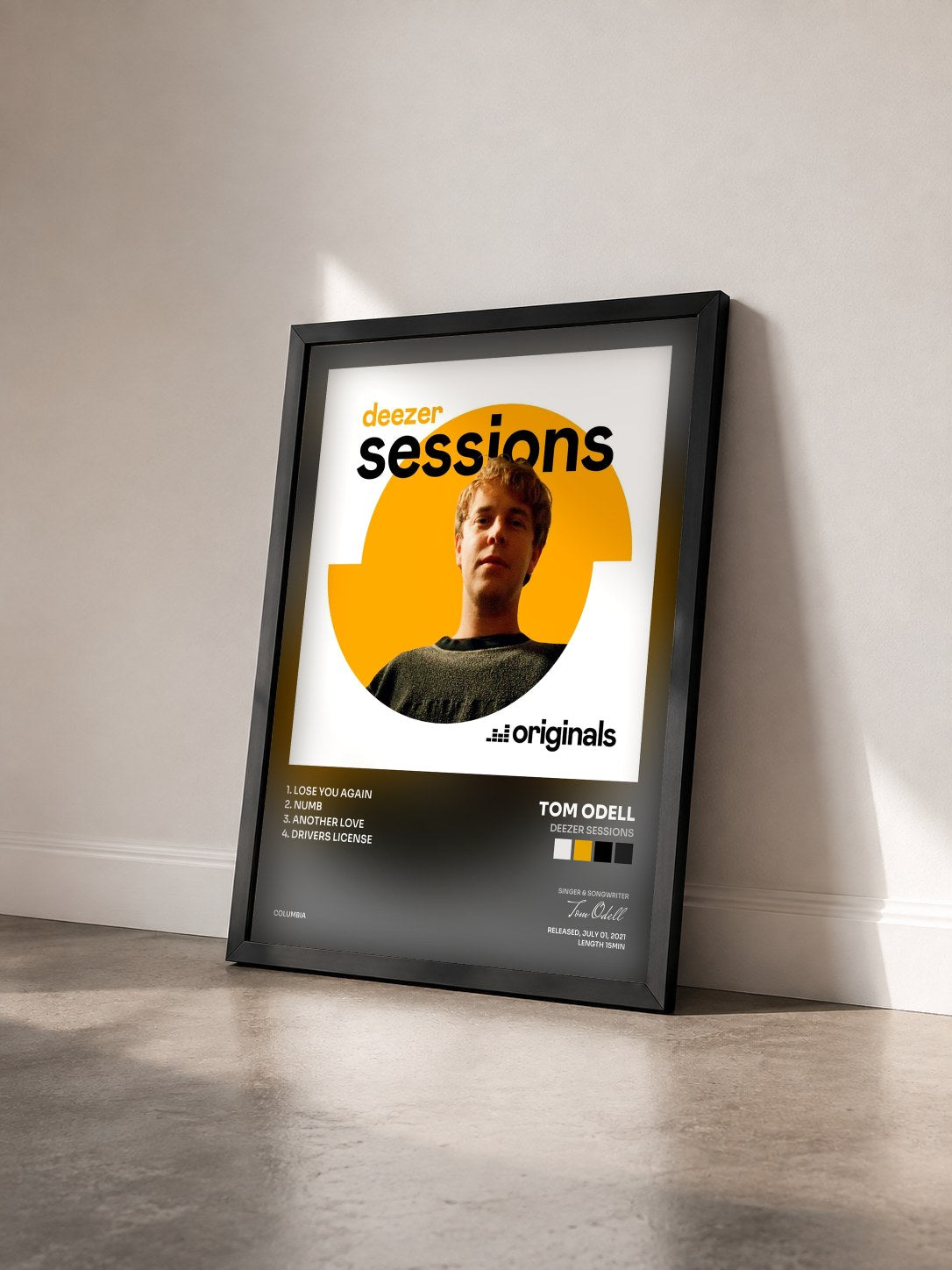 #noir Tableau de l'album Deezer Sessions de Tom Odell vu de trois quarts, cadre noir