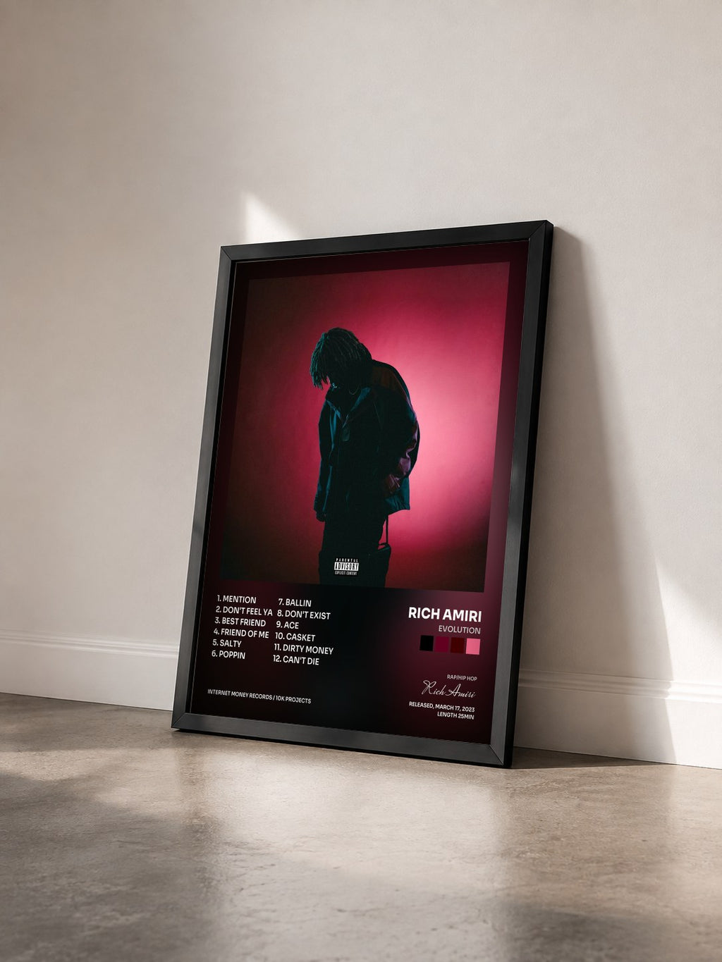 #noir Tableau de l'album Evolution de Rich Amiri vu de trois quarts, cadre noir