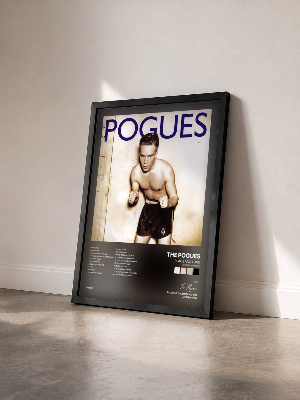 #noir Tableau de l'album Peace and Love (Expanded Edition) de The Pogues vu de trois quarts, cadre noir