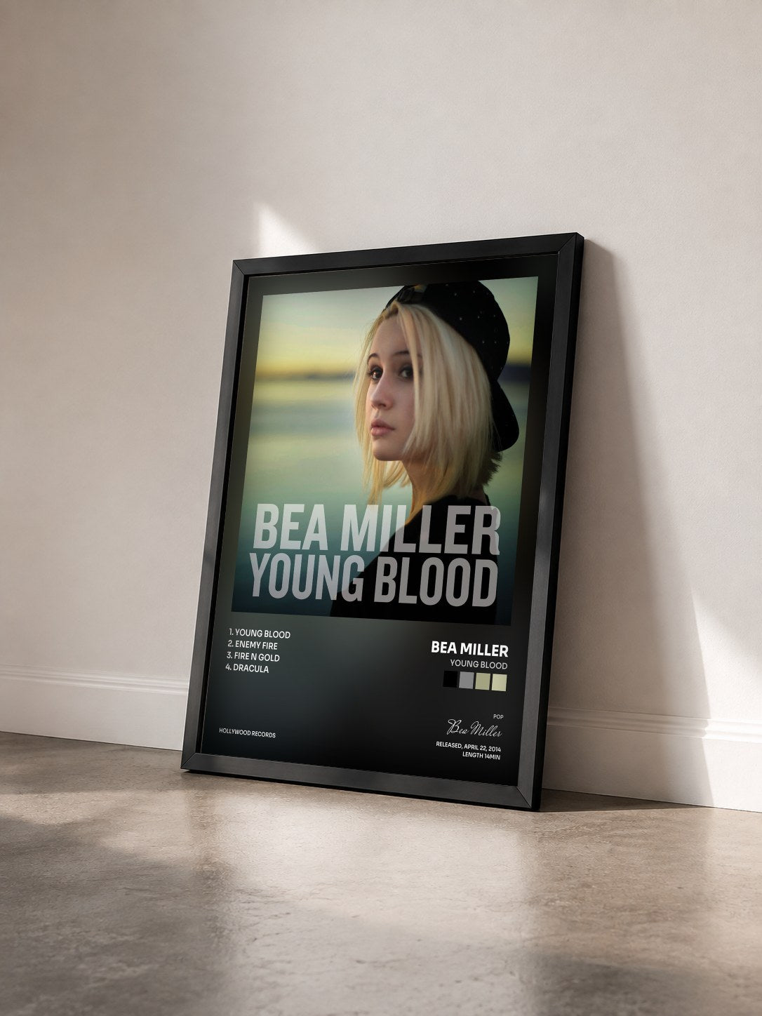 #noir Tableau de l'album Young Blood de Bea Miller vu de trois quarts, cadre noir