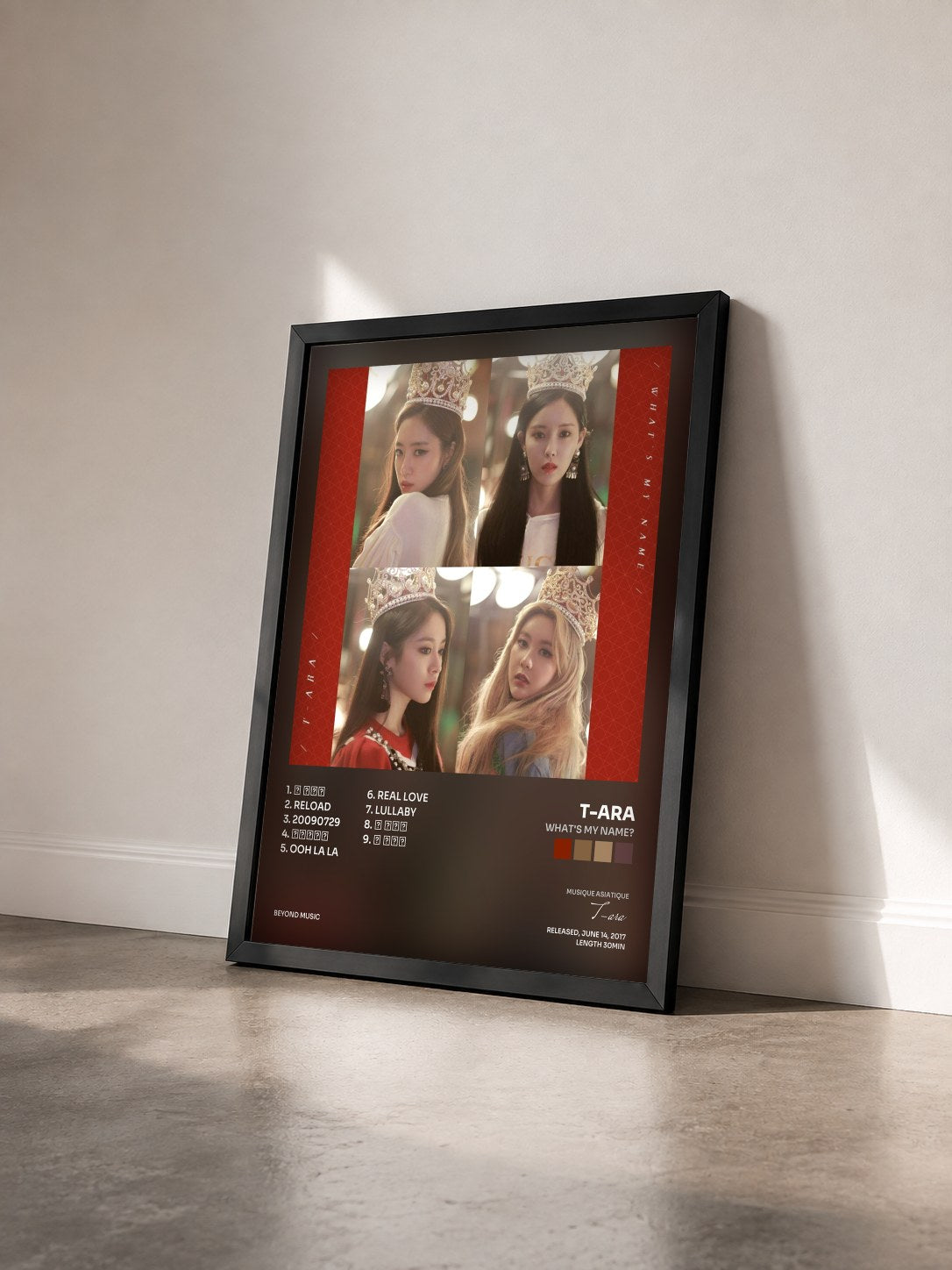 #noir Tableau de l'album What's my name? de T-ara vu de trois quarts, cadre noir
