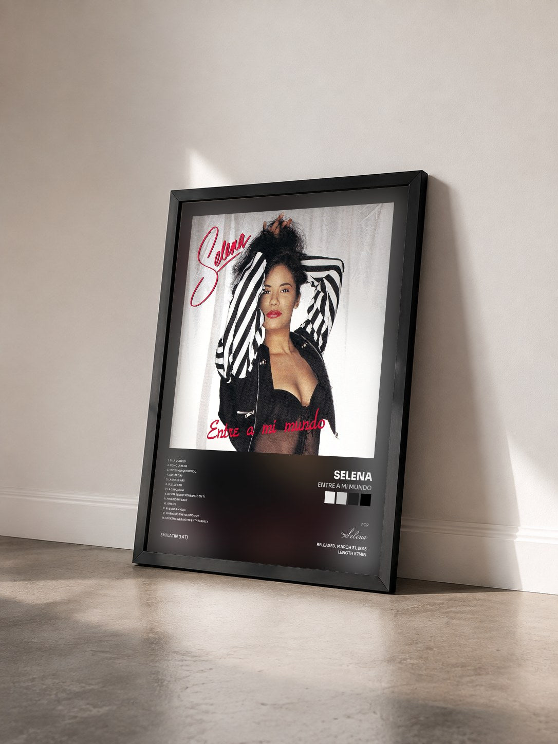 #noir Tableau de l'album Entre A Mi Mundo de Selena vu de trois quarts, cadre noir