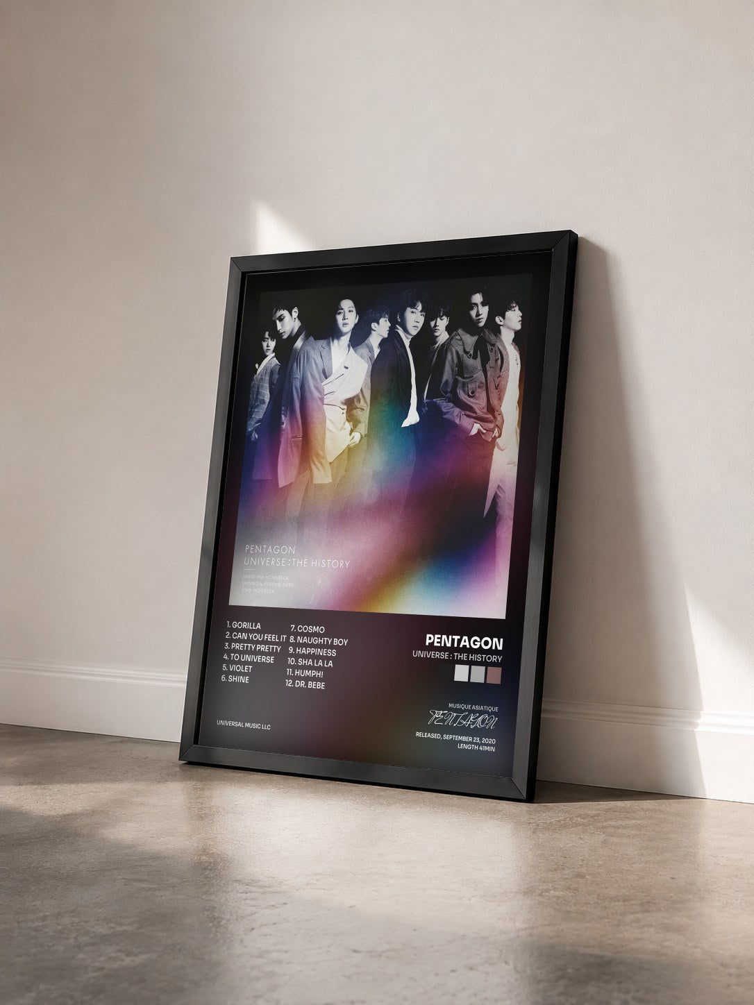#noir Tableau de l'album UNIVERSE : THE HISTORY de PENTAGON vu de trois quarts, cadre noir
