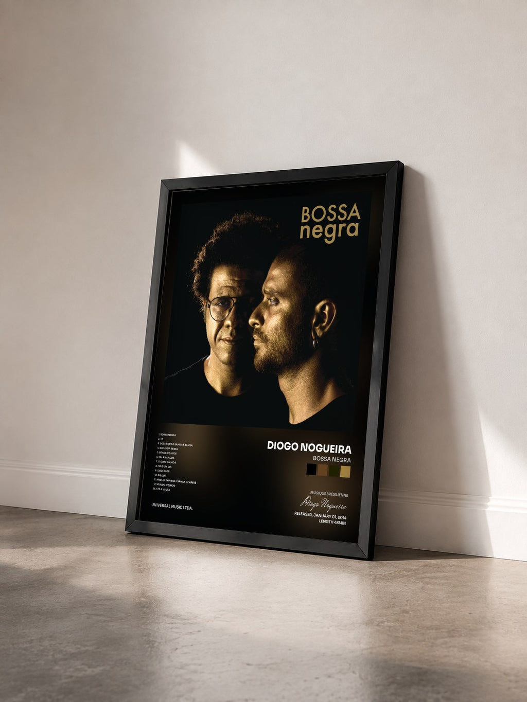 #noir Tableau de l'album Bossa Negra de Diogo Nogueira vu de trois quarts, cadre noir